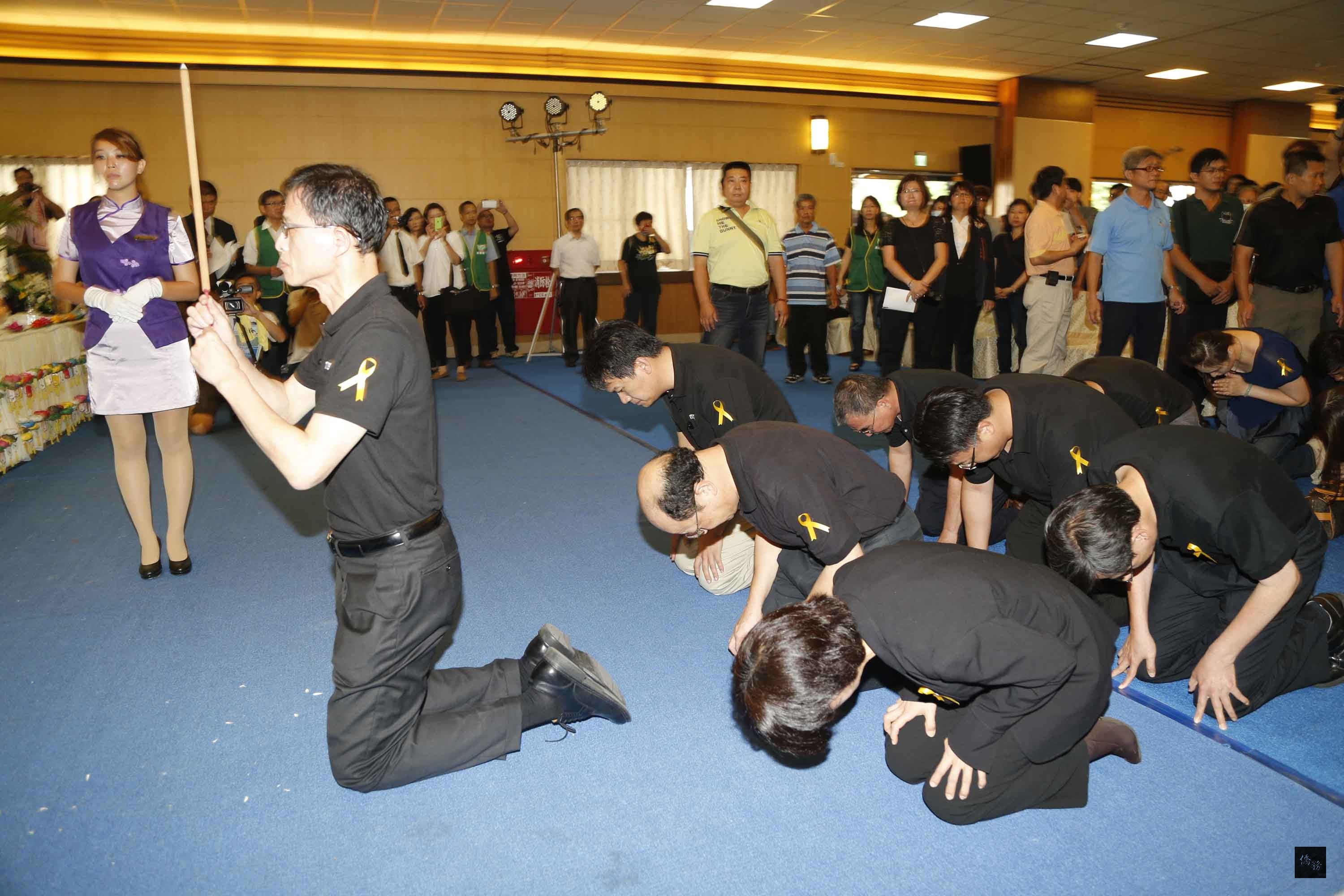 高雄氣爆意外7日下午舉行頭七法會公奠儀式,李長榮化工公司董事長李謀偉(前左二)下午3時左右現身公祭會場下跪祭拜。(中央社提供)