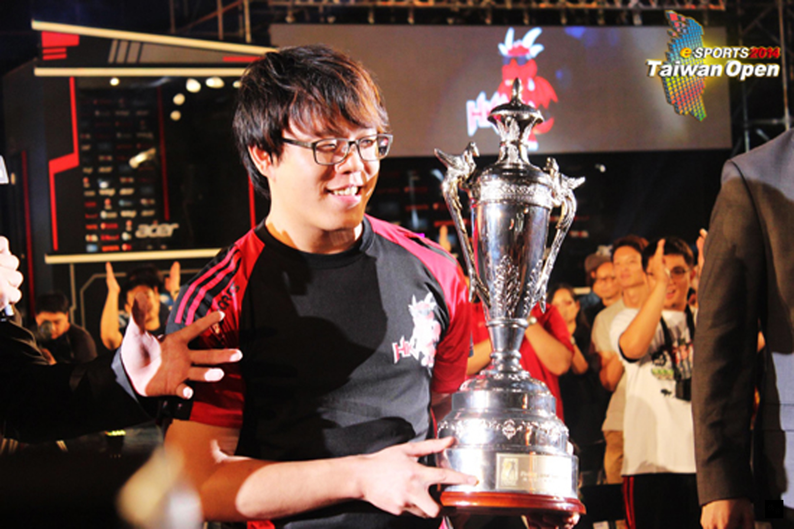 「2014台灣電子競技公開賽」經過2天激戰,「星海爭霸II」項目由「台灣蟲王」楊家正(Sen)奪下冠軍。(中央社提供)