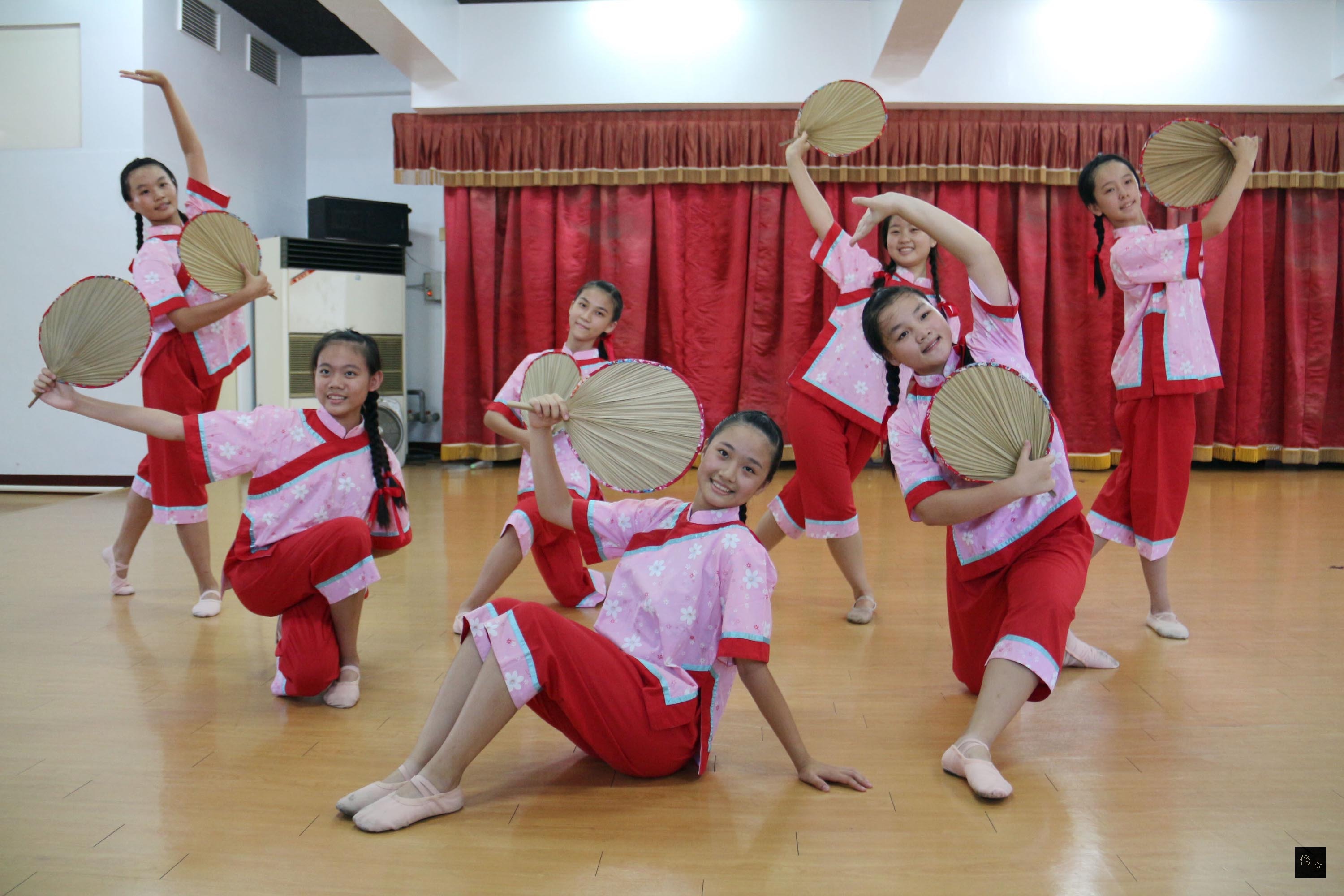 苗栗惠風舞蹈工作室致力舞出客家文化，受邀參加第20屆捷克皮賽克傳統藝術節演出，團員8日進行緊鑼密鼓排練，期待世界看見台灣客家。（中央社提供）