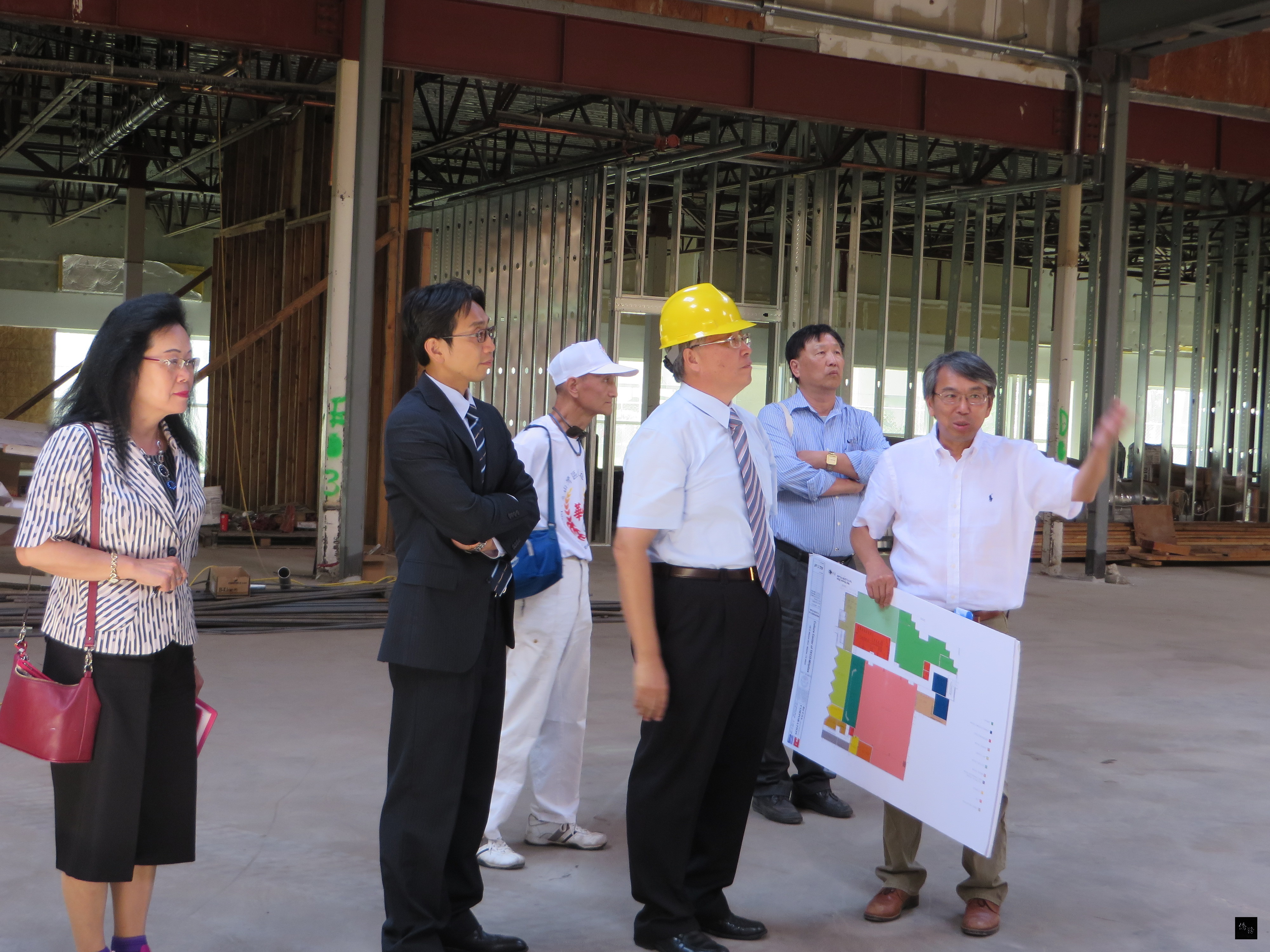 僑委會主任秘書張良民（前右二）視察金山灣區僑教中心新址裝修工程。（金山灣區僑教中心提供）