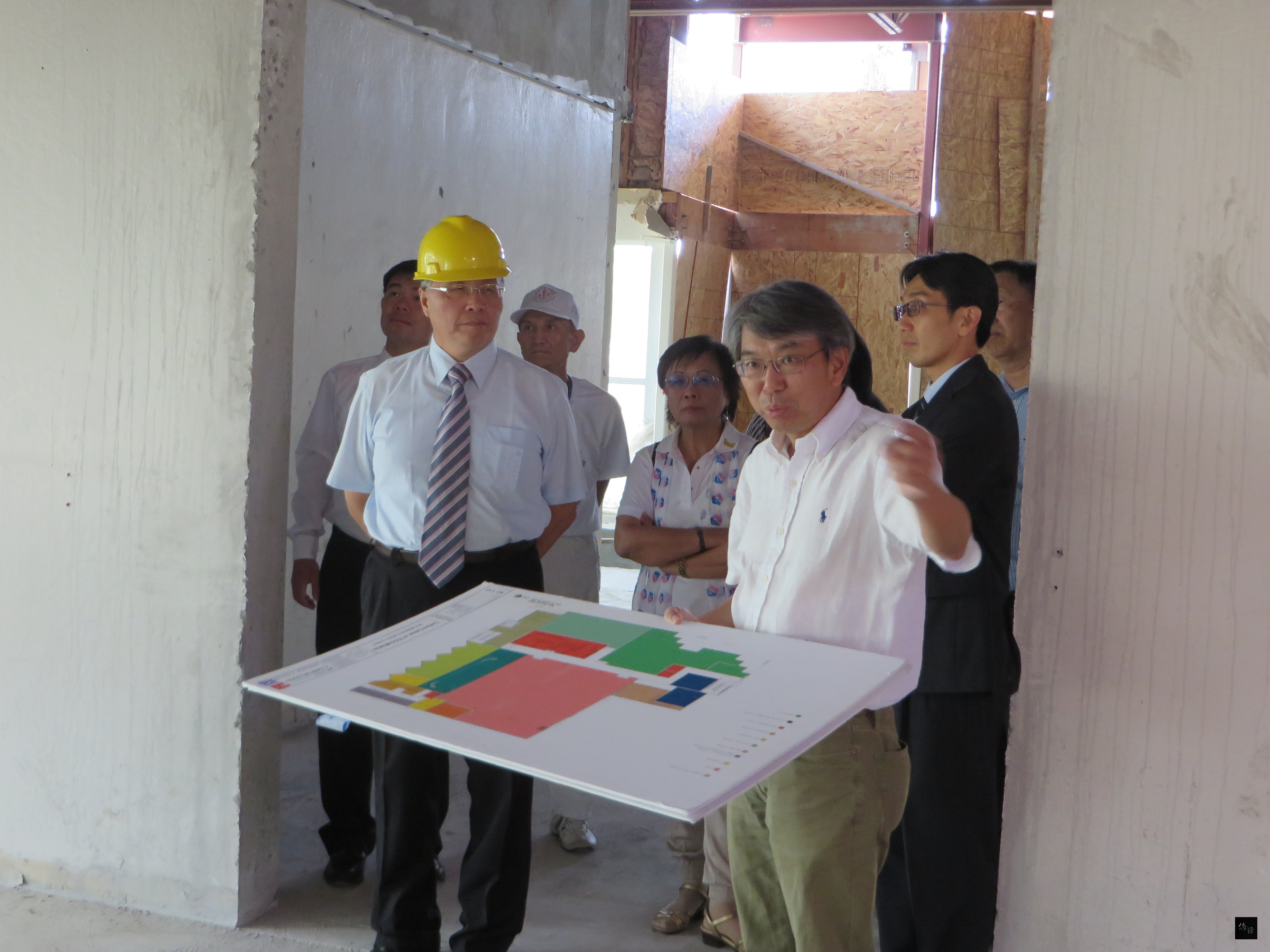 僑委會主任秘書張良民（前左）視察金山灣區僑教中心新址多功能大廳裝修工程。（金山灣區僑教中心提供）