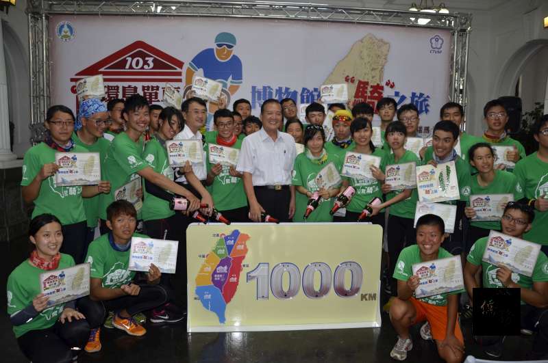 「103年單車成年禮—千里環島」活動,桃竹苗區梯隊17日回到新竹市政府,新竹市長許明財特別頒發啟程印記及完騎證書,祝賀小將自我挑戰成功。(新竹市政府提供)