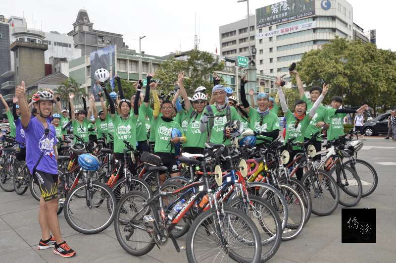 「103年單車成年禮—千里環島」活動,桃竹苗區梯隊17日回到新竹市政府,新竹市長許明財特別頒發啟程印記及完騎證書,祝賀小將自我挑戰成功。(新竹市政府提供)