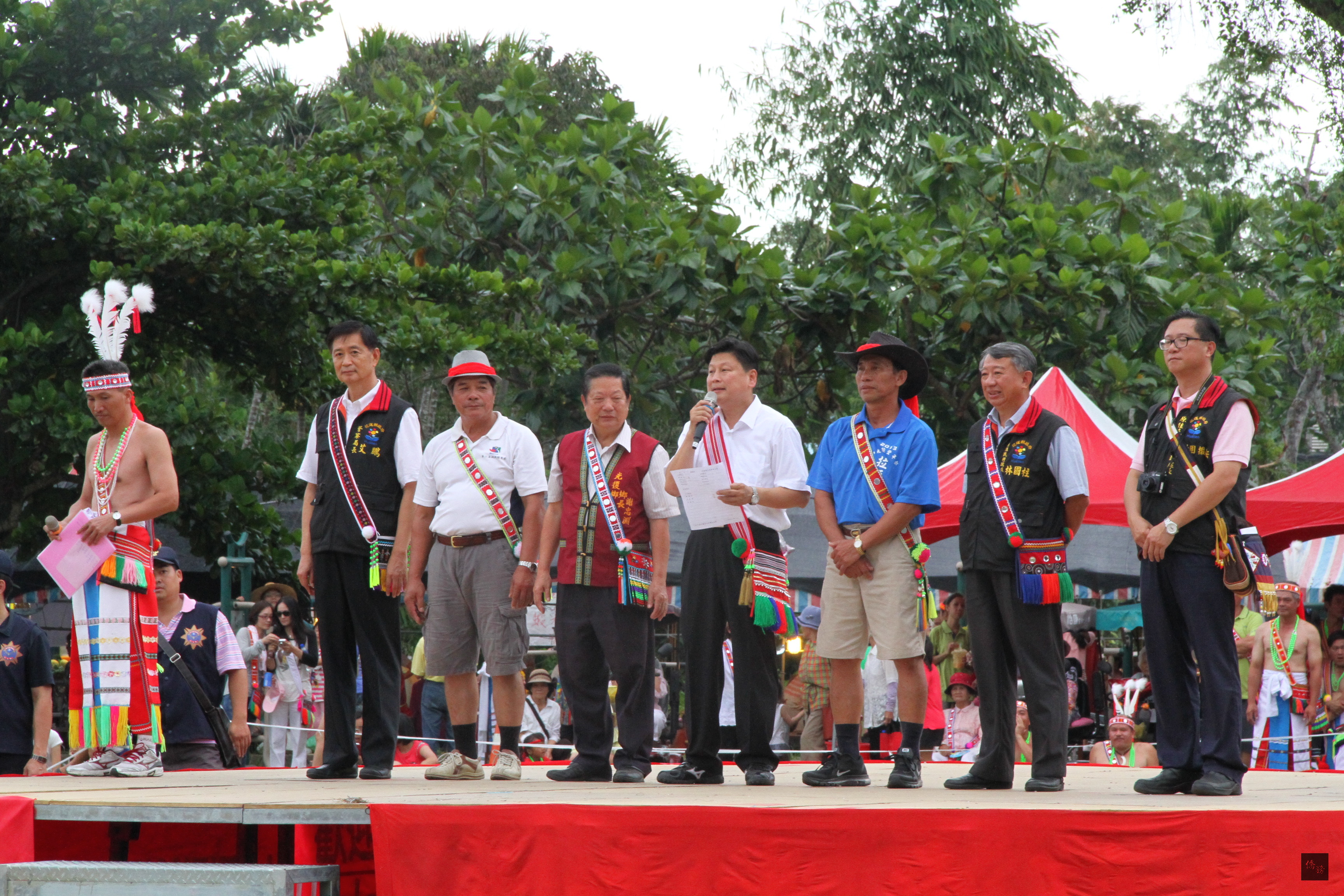 花蓮縣長傅崐萁前往馬太鞍、太巴塱兩大部落的文化祭祀廣場,參與豐年祭。(花蓮縣政府提供)