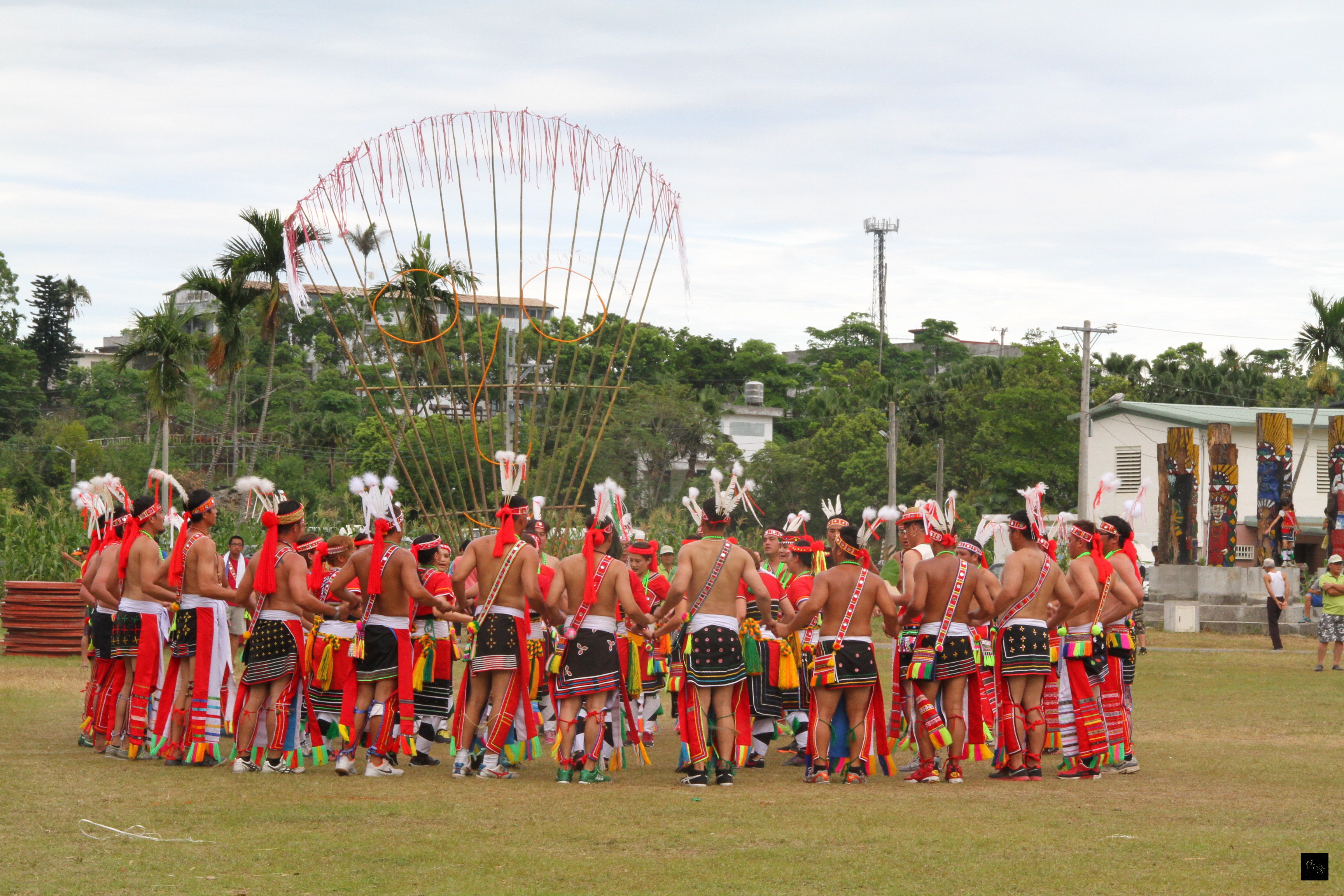 花蓮縣長傅崐萁前往馬太鞍、太巴塱兩大部落的文化祭祀廣場,參與豐年祭。(花蓮縣政府提供)