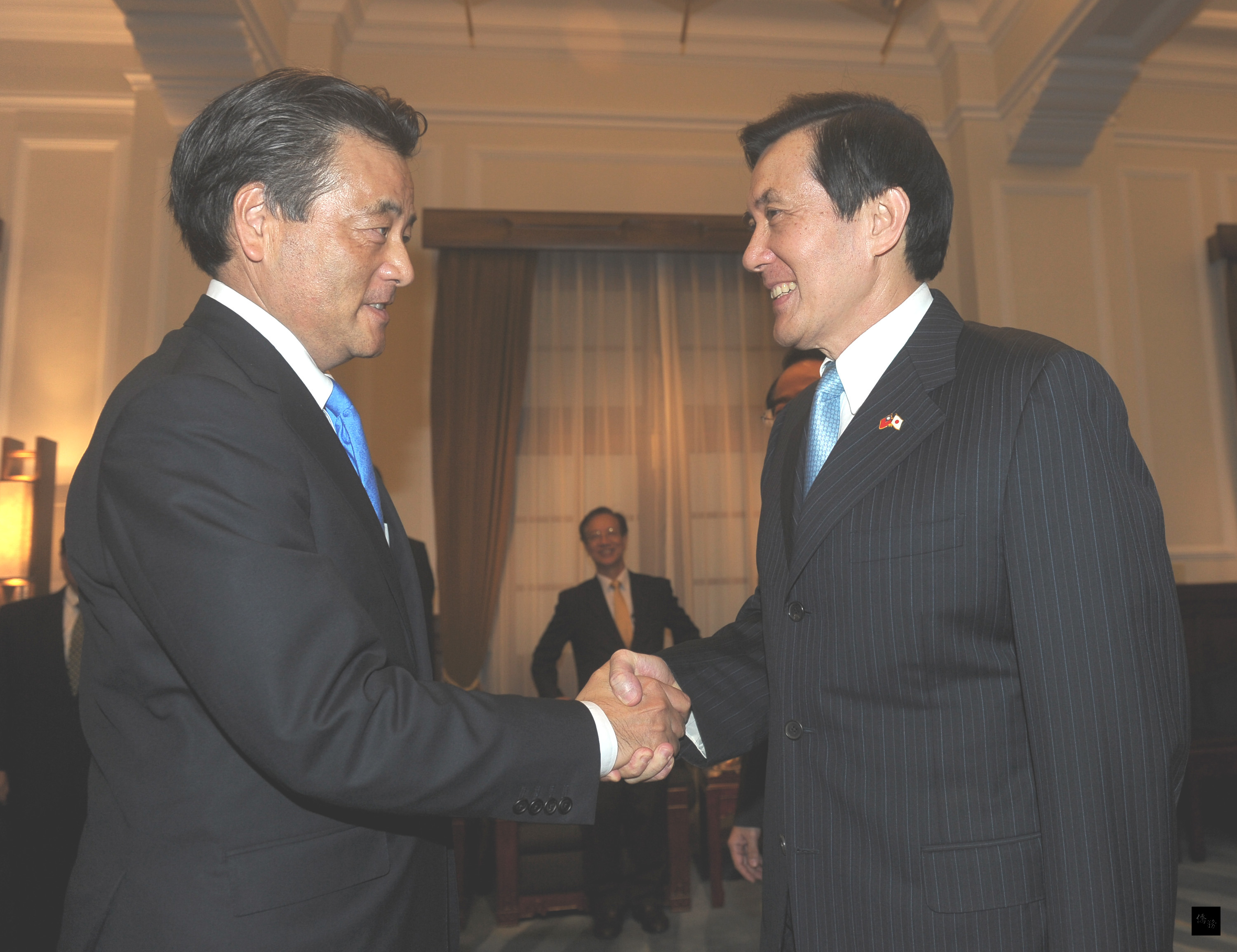 總統馬英九(右)15日在總統府,接見前日本副總理、現任眾議員岡田克也(Katsuya Okada)(左)等一行,感謝日方在外交上給我們的幫助。(中央社提供)