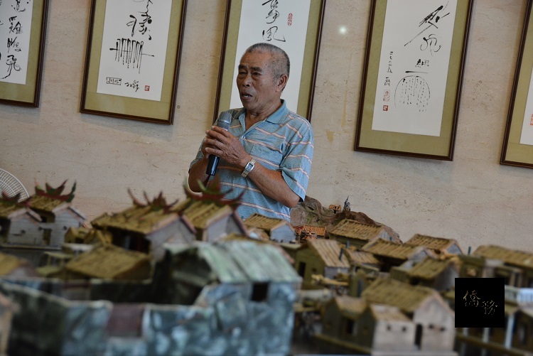 素人藝術家蔡樹木在澎湖縣湖西鄉公所舉辦新屋古厝系列展。(澎湖縣政府提供)