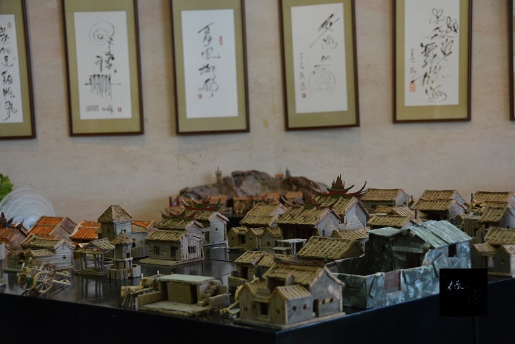 素人藝術家蔡樹木的新屋古厝系列展,以栩栩如生的模型屋讓澎湖早期聚落風貌精彩再現。(澎湖縣政府提供)
