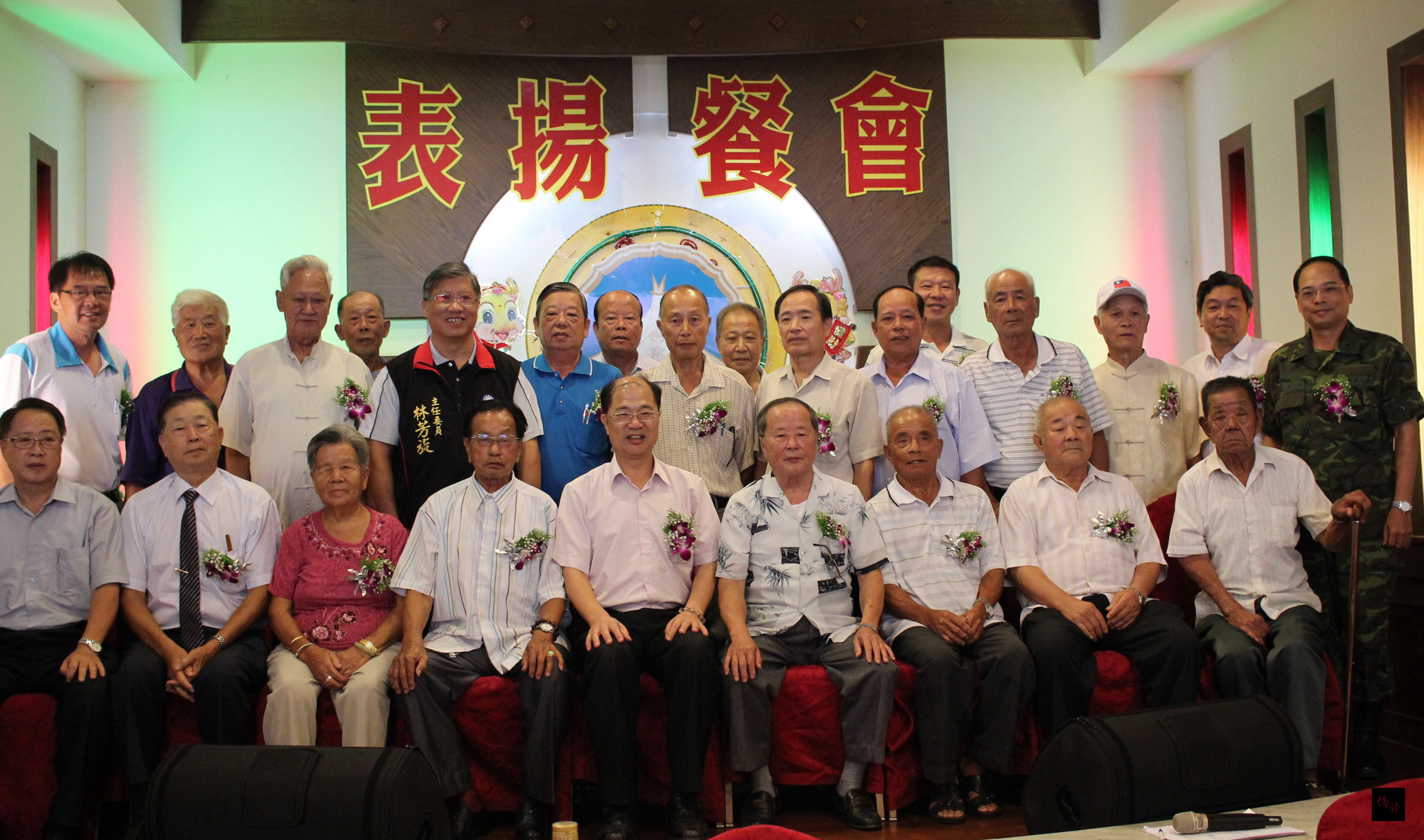 23日是金門823戰役56週年,金門縣府22日宴請自衛隊員,15名績優隊員獲縣長李沃土(前左五)表揚。(中央社提供)