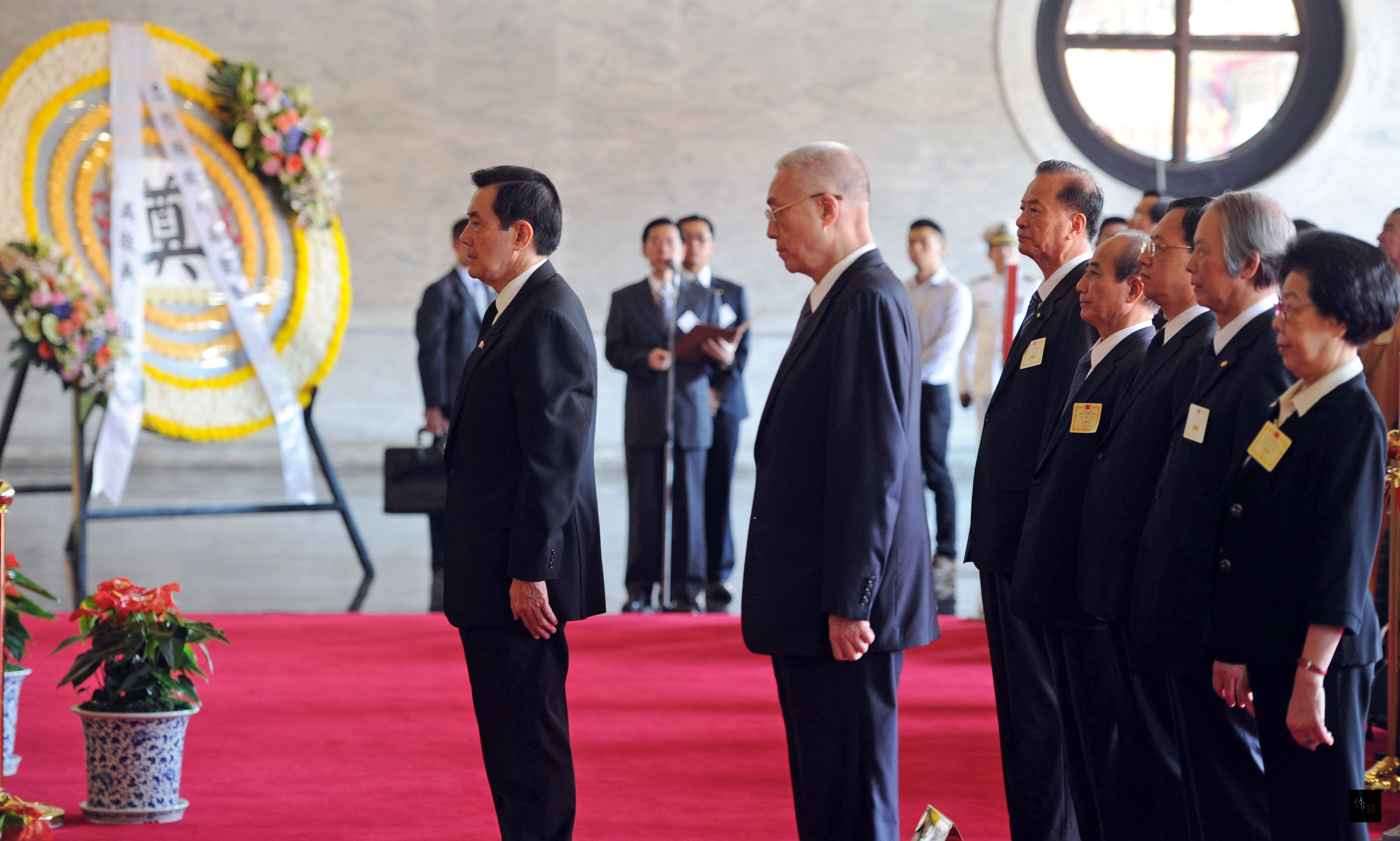 中樞秋祭3日在台北圓山忠烈祠首度祭拜遠征軍英靈，總統馬英九（左）率五院院長向英烈致祭。（中央社提供）