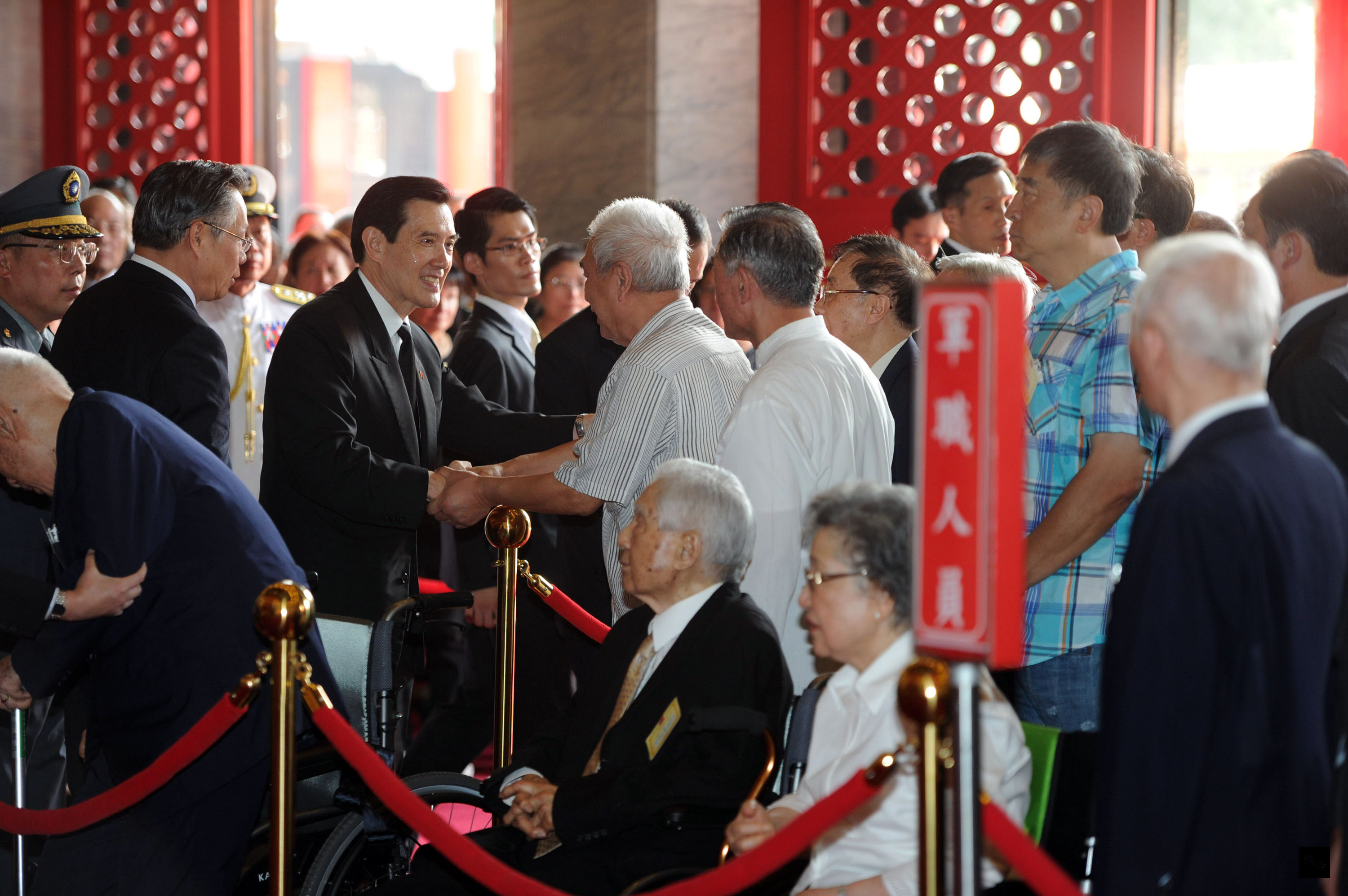 總統馬英九3日到在台北圓山忠烈祠主持秋祭典禮，首度祭拜遠征軍英靈，並向英烈遺族致意。（中央社提供）