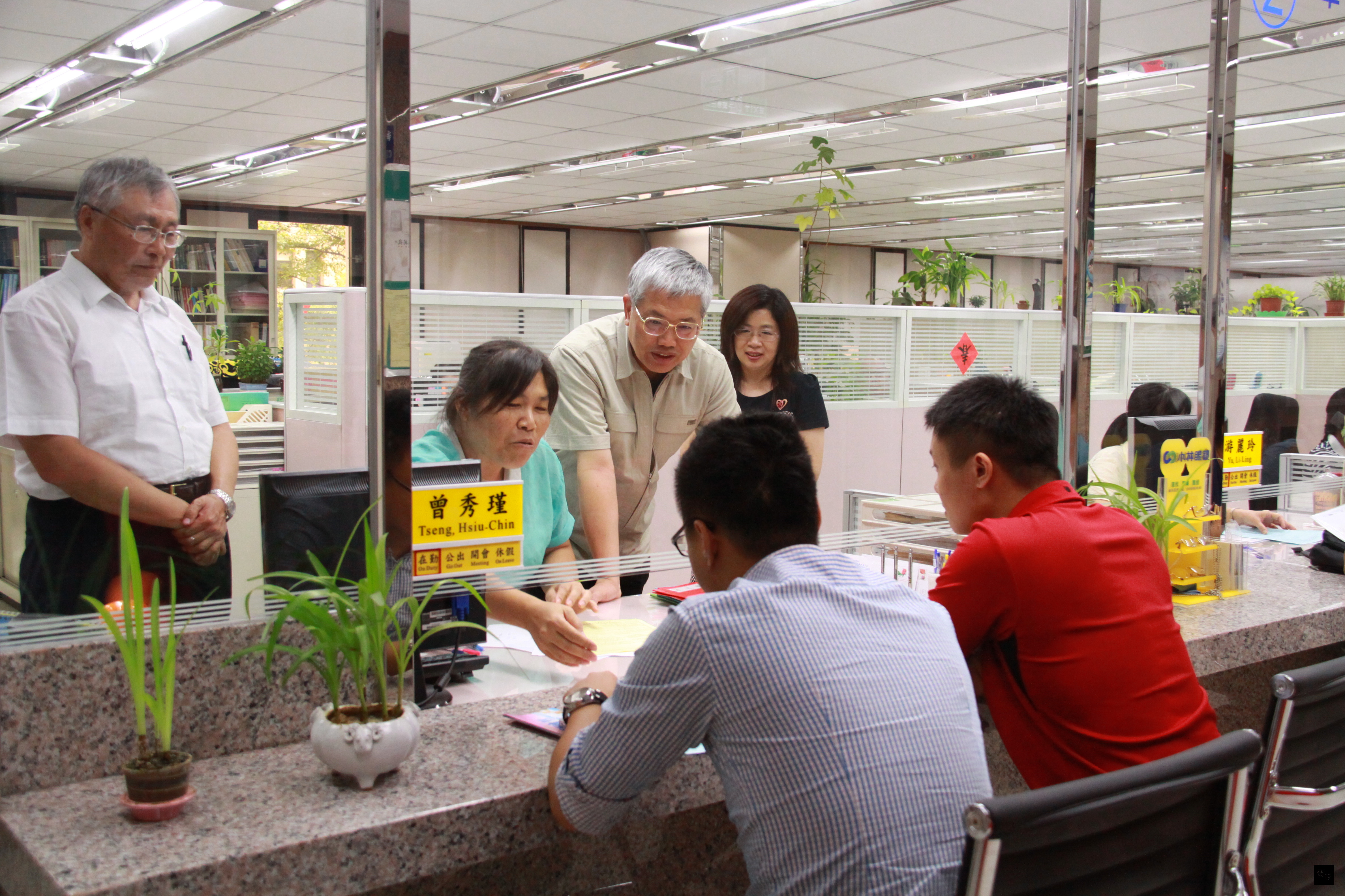 僑委會委員長陳士魁（立者中）巡視為民服務櫃台，關心民眾辦理證照業務情形。