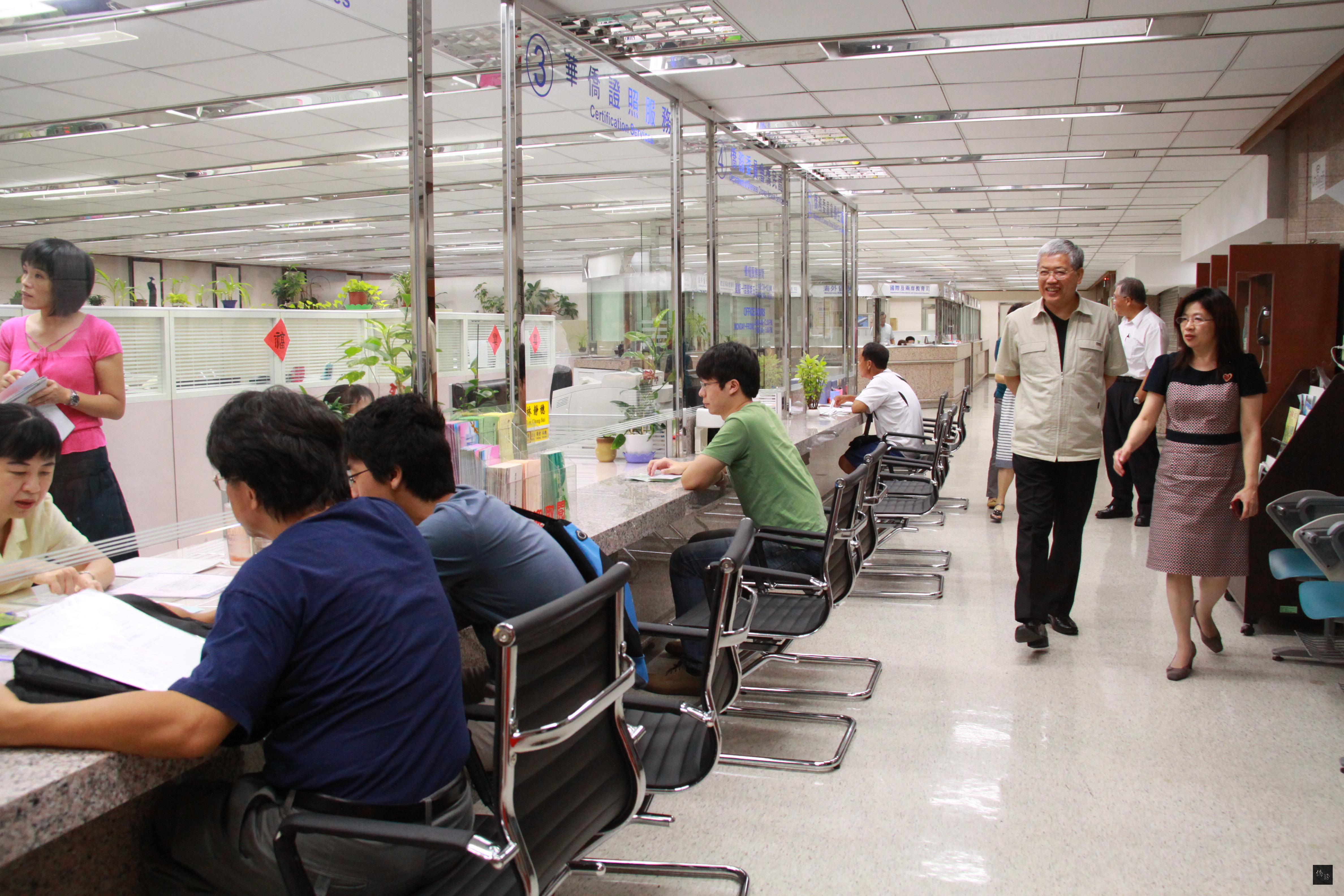 僑委會委員長陳士魁（前右二）巡視改建完成的為民服務櫃台，關心民眾洽公情形。