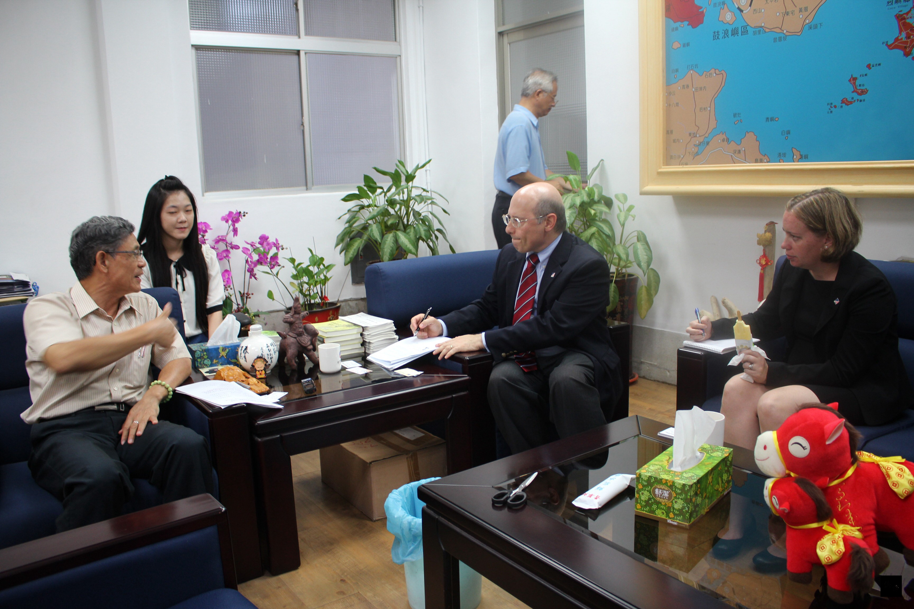 美國在台協會文化新聞組長周書龍(右二)拜會金門縣副縣長吳友欽(左),談及美國傅爾布萊特基金會聘任到金門的15名美籍教師,吳友欽豎起大拇指稱讚。(中央社提供)