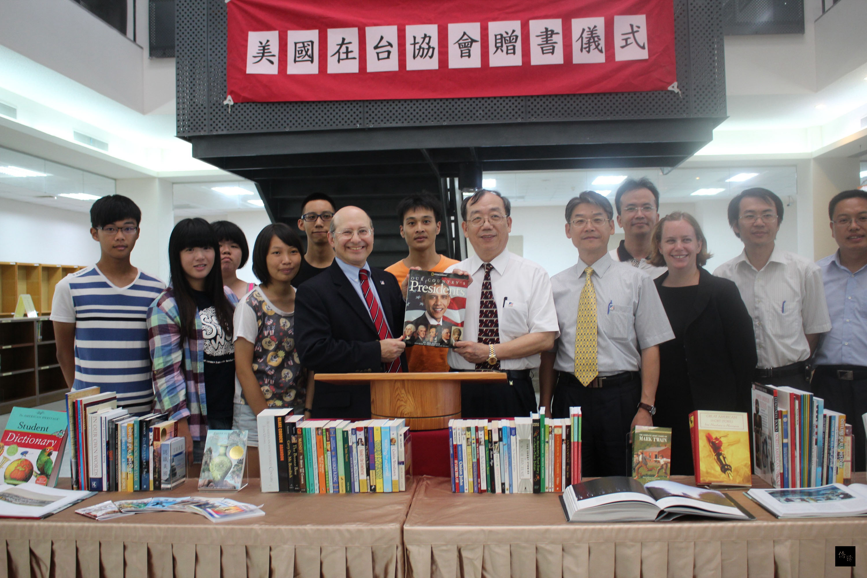 美國在台協會文化新聞組長周書龍(Joseph Bookbinder)(前左四)等人參訪金門,贈送189本圖書給金門大學,由校長黃奇(前左五)代表接受。(中央社提供)