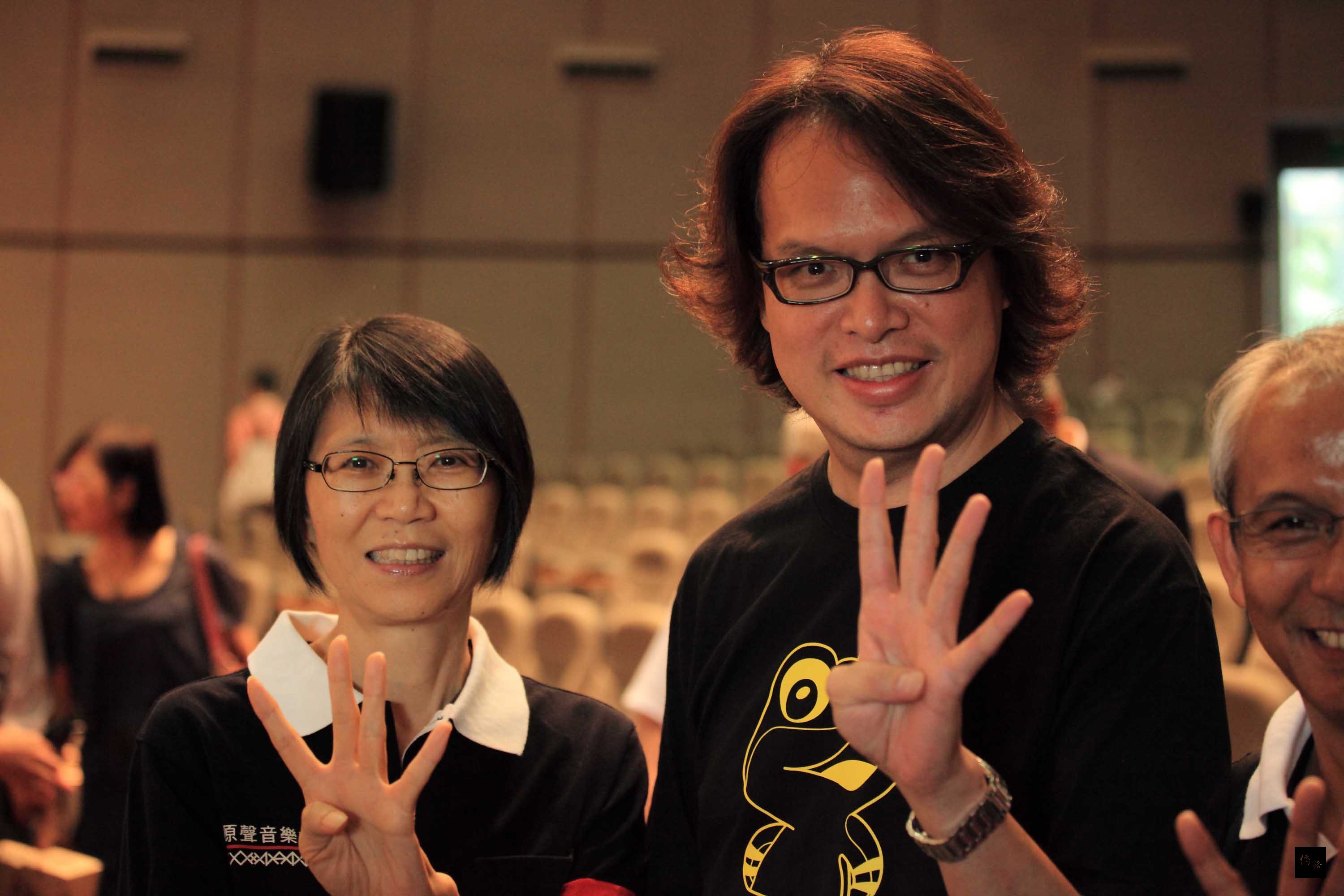 台灣自製首部3D立體動畫電影「桃蛙源記」10月3日將上映，台北巿動物園舉行首映會，總統夫人周美青（前左起）出席，並與導演楊仁賢比出「蛙手」合影。（中央社提供）