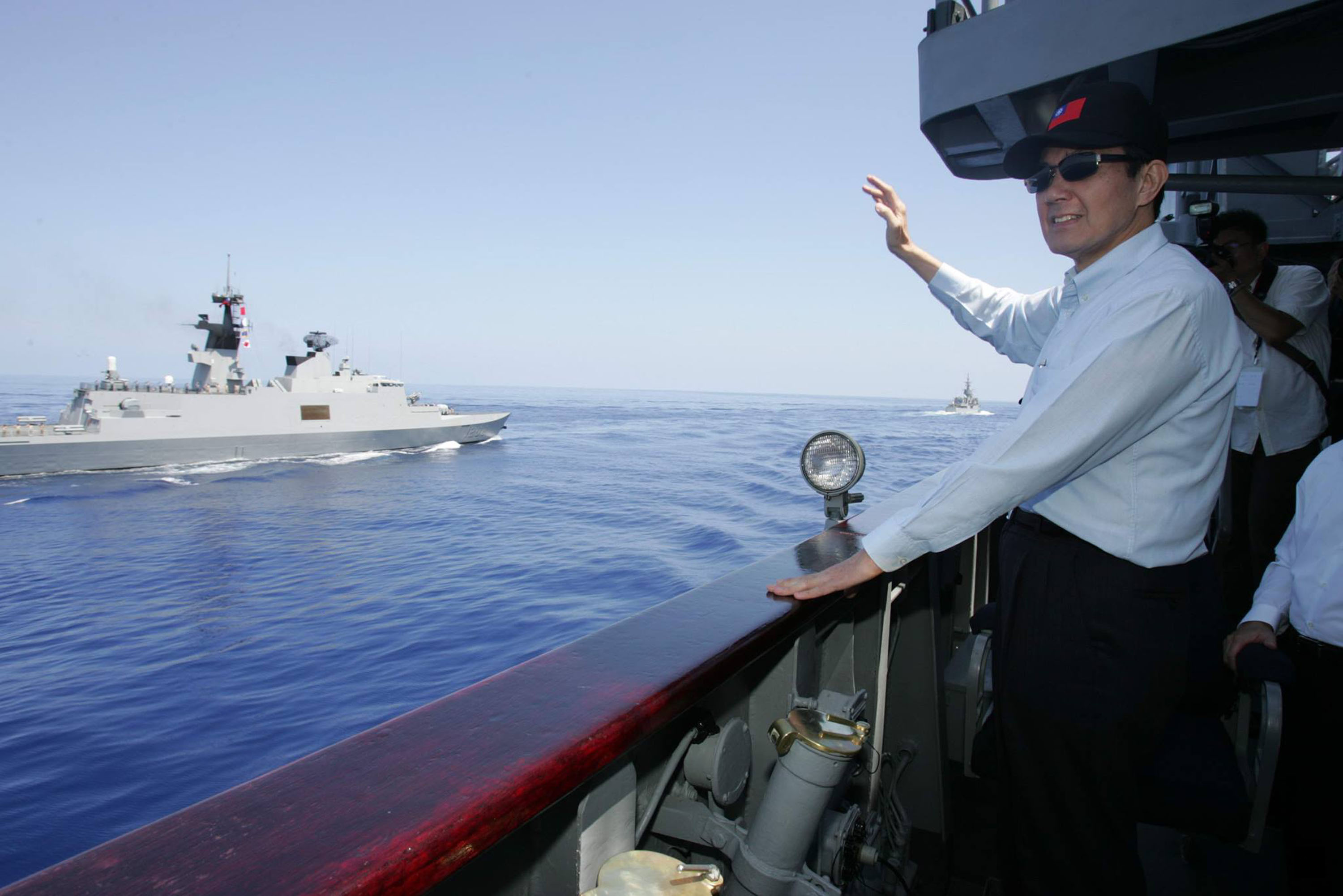 國軍漢光30號演習17日上午在蘇花外海實施海上實兵操演,是近年來罕見的大規模演習,總統馬英九(右)登上紀德級「左營」艦親自校閱。(中央社提供)