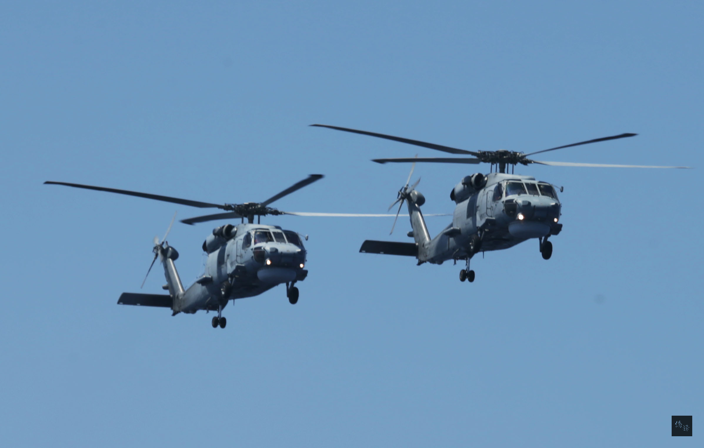 國軍漢光30號演習17日在蘇花外海實施海上實兵操演,海軍艦隊今年出動各型艦艇,規模歷年最大。並進行海上分列式,參與演習的機艦,通過左營艦向總統馬英九致敬。(中央社提供)