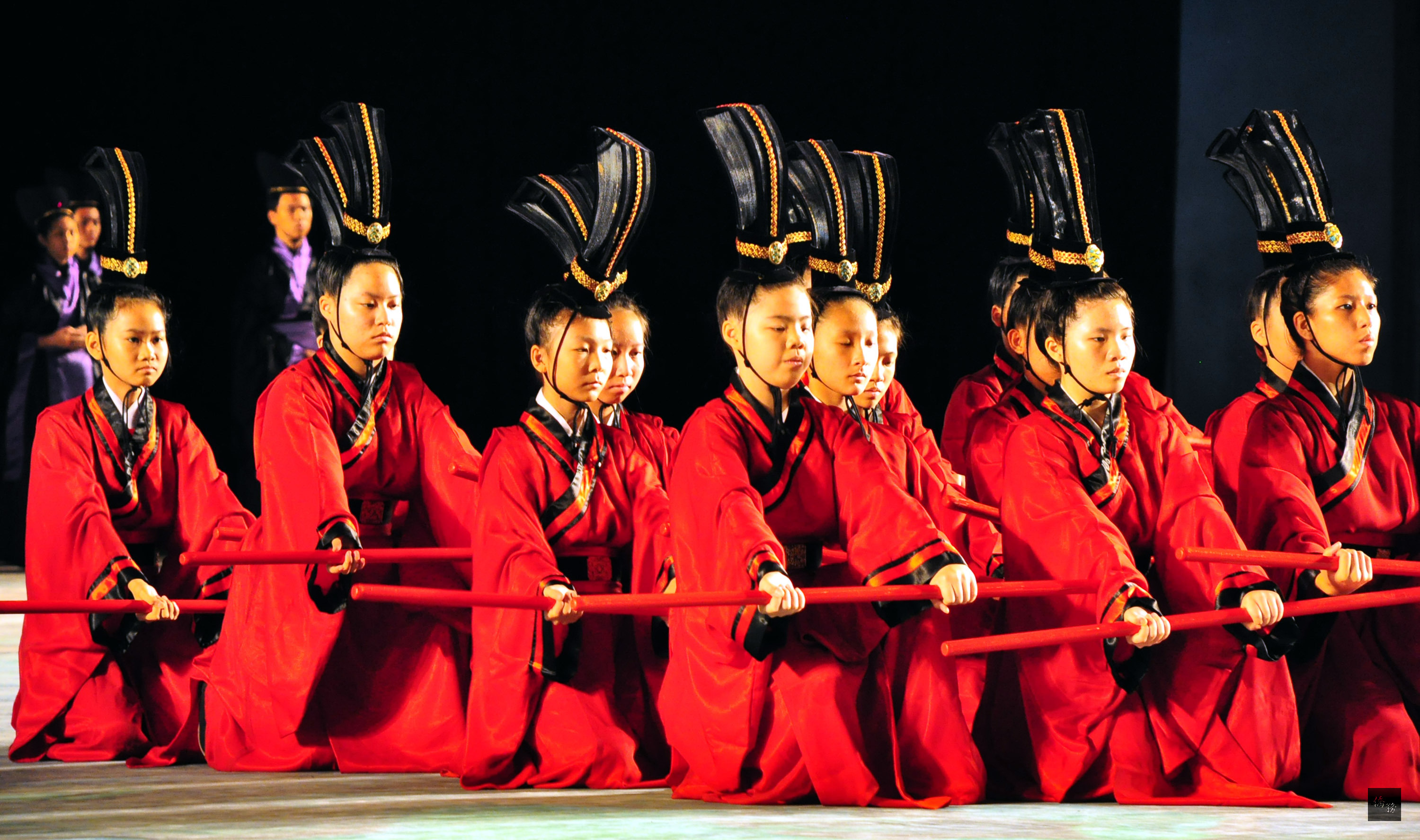 三一寰宇文化協會與新北市政府教育局9月28日共同主辦15屆祭孔大典,9月28日由江翠國中舞蹈班展演早已經失傳的武舞。(中央社提供)