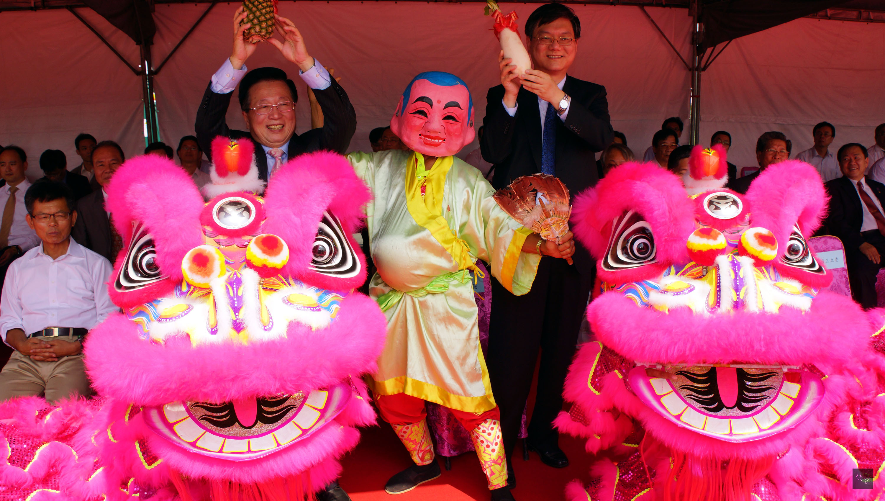 經濟部傳統產業創新加值中心18日在高雄動土,預計105年中完工;經濟部長杜紫軍(右)主持動土典禮時說,中心將結合產學研資源,協助傳統產業升級。(中央社提供)