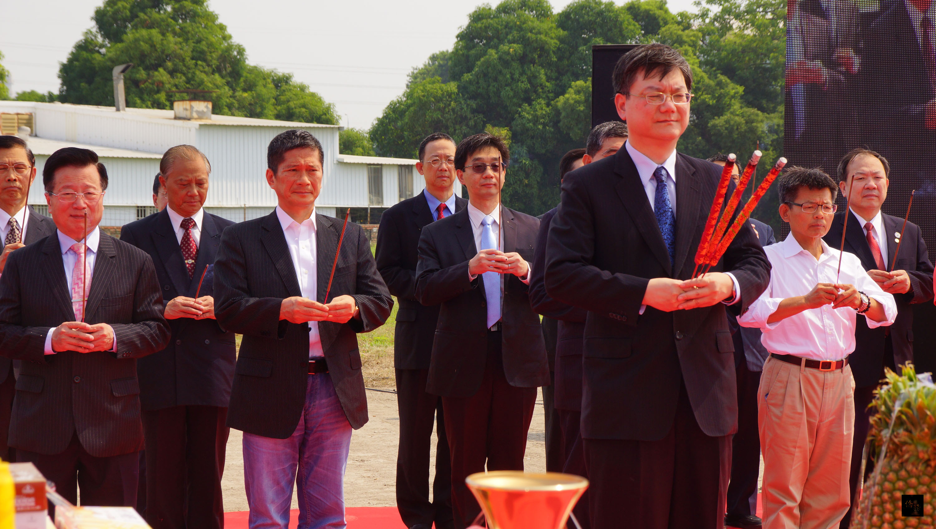 經濟部傳統產業創新加值中心18日在高雄動土,預計民國105年中完工。經濟部長杜紫軍(前)南下主持動土典禮。(中央社提供)