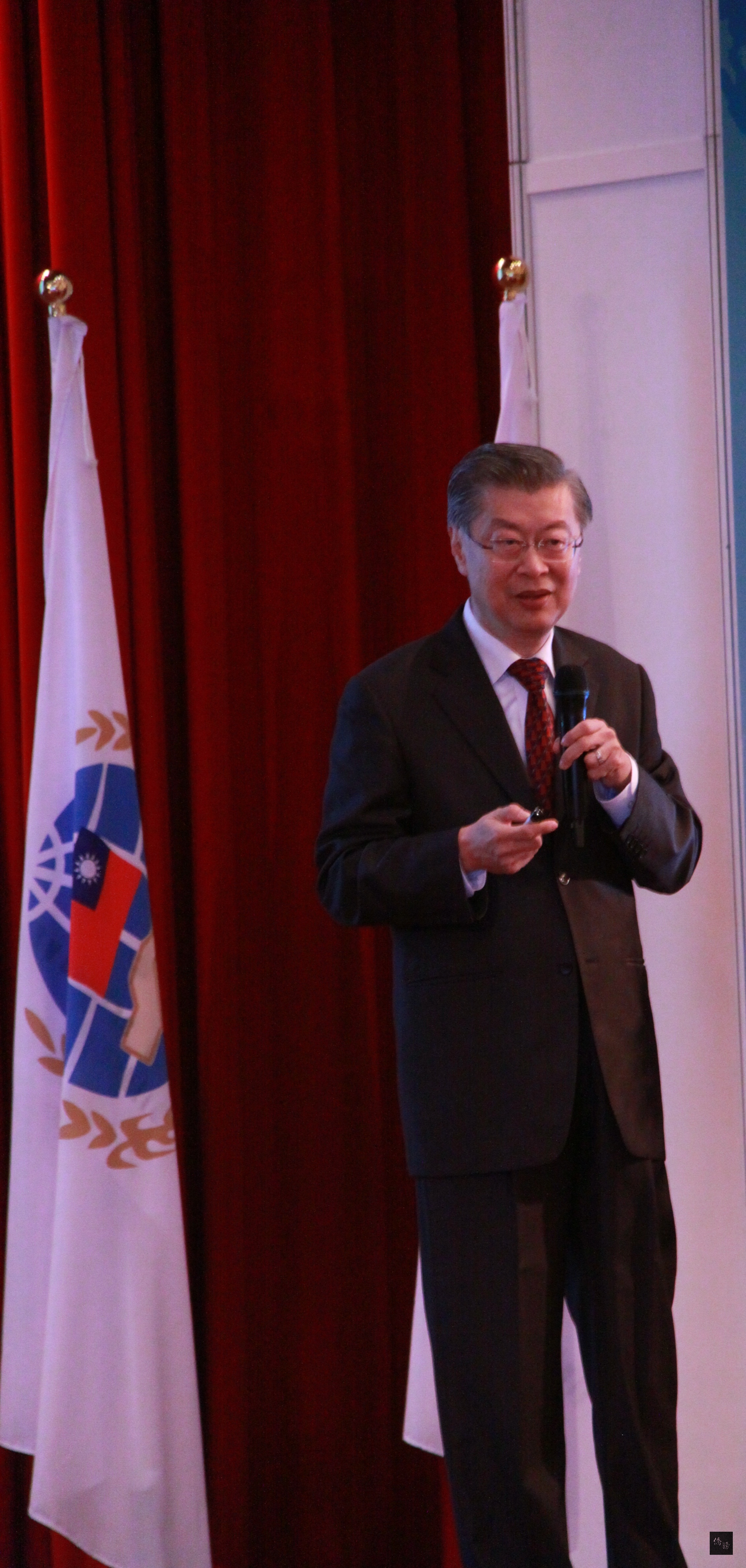 總統府資政陳冲在103年僑務委員會議進行專題演講，分享他對國際經濟局勢及台灣未來經濟之路的宏觀視野。