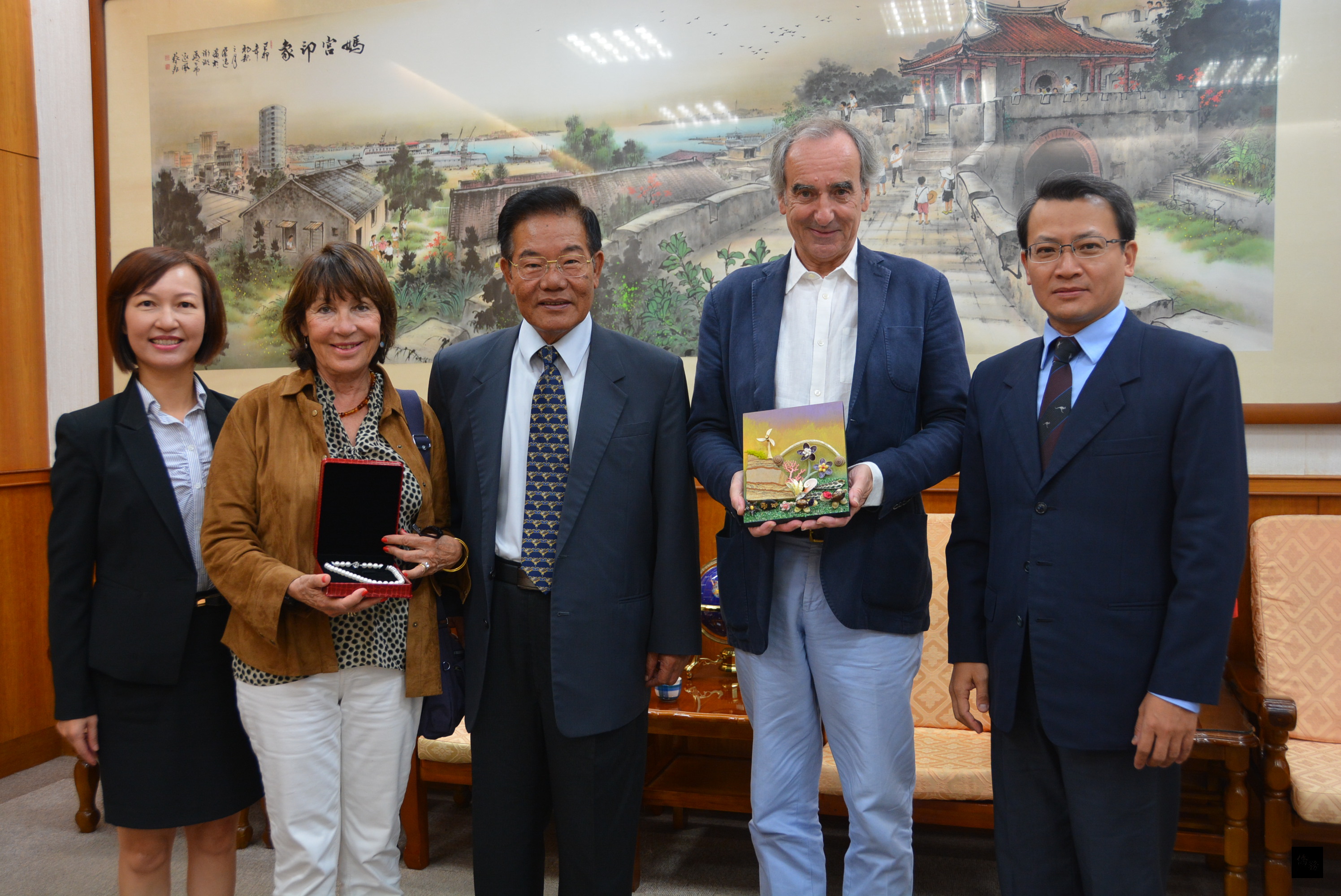 世界最美麗海灣組織顧問Patrick Mahé O'Chinal(右二)拜會澎湖縣長王乾發(中)。(澎湖縣政府提供)