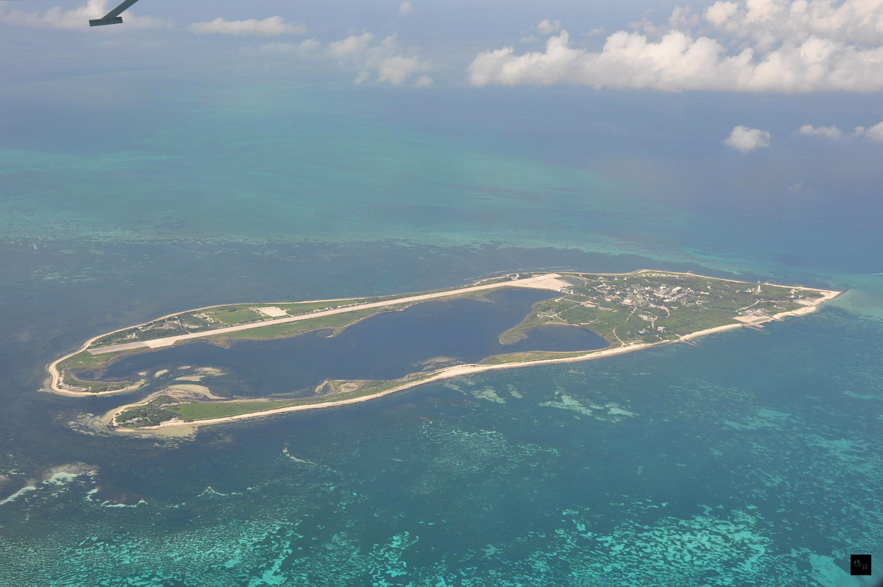 為深化東沙海洋研究能量與國際能見度，內政部與科技部合作在東沙環礁國家公園建置「東沙海洋研究中心」，6日揭牌。圖為東沙島全景。（中央社提供）