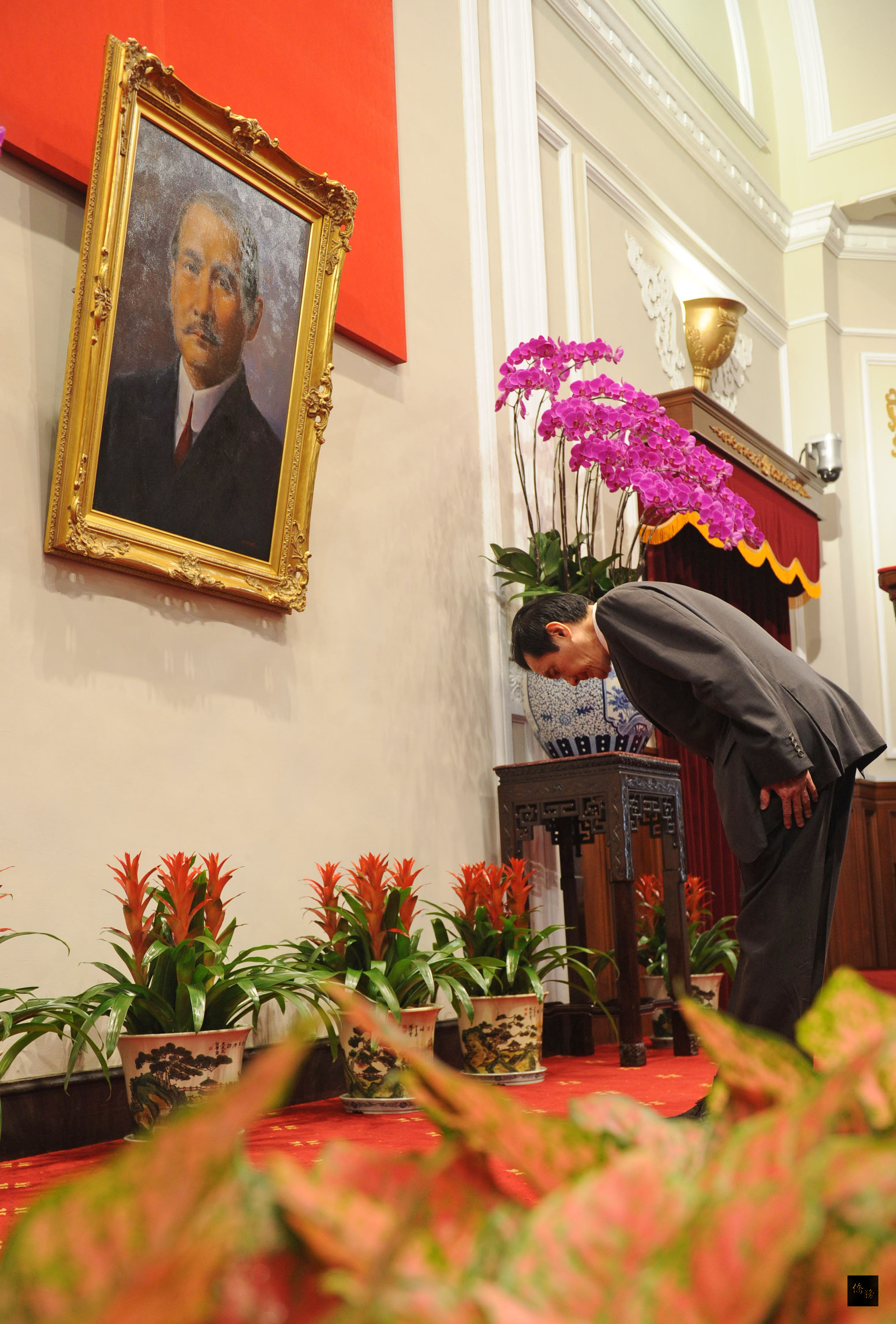 總統馬英九在總統府主持「103年中樞紀念國父誕辰、慶祝中華文化復興節大會暨宣誓典禮」，向國父遺像鞠躬致敬。（中央社提供）