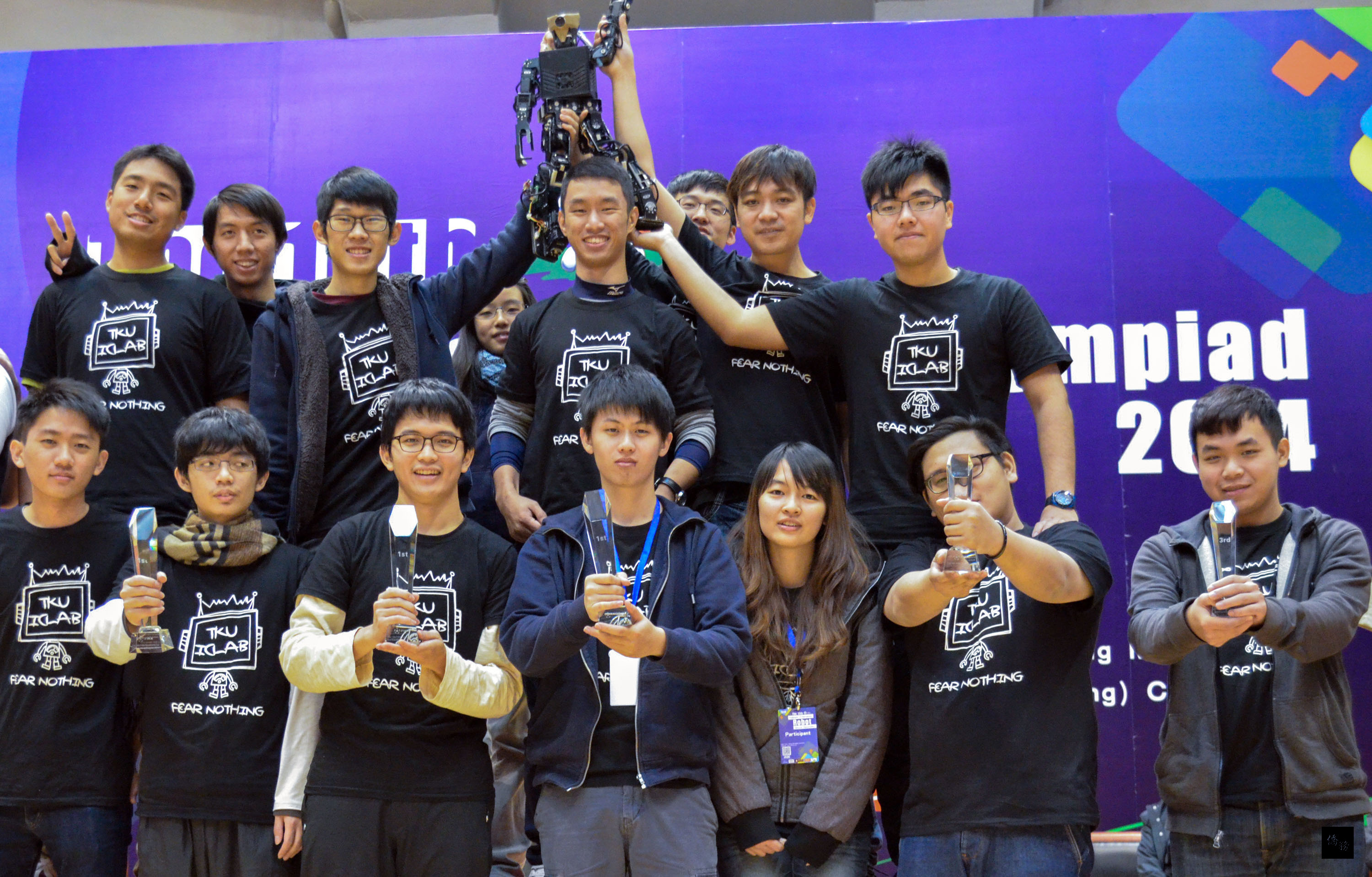 淡大機器人研發團隊參加日前在中國大陸北京舉辦的世界盃機器人足球賽（FIRA），共獲6金3銅的成績，也是歷年來獲得最多金牌的一次。（中央社提供）