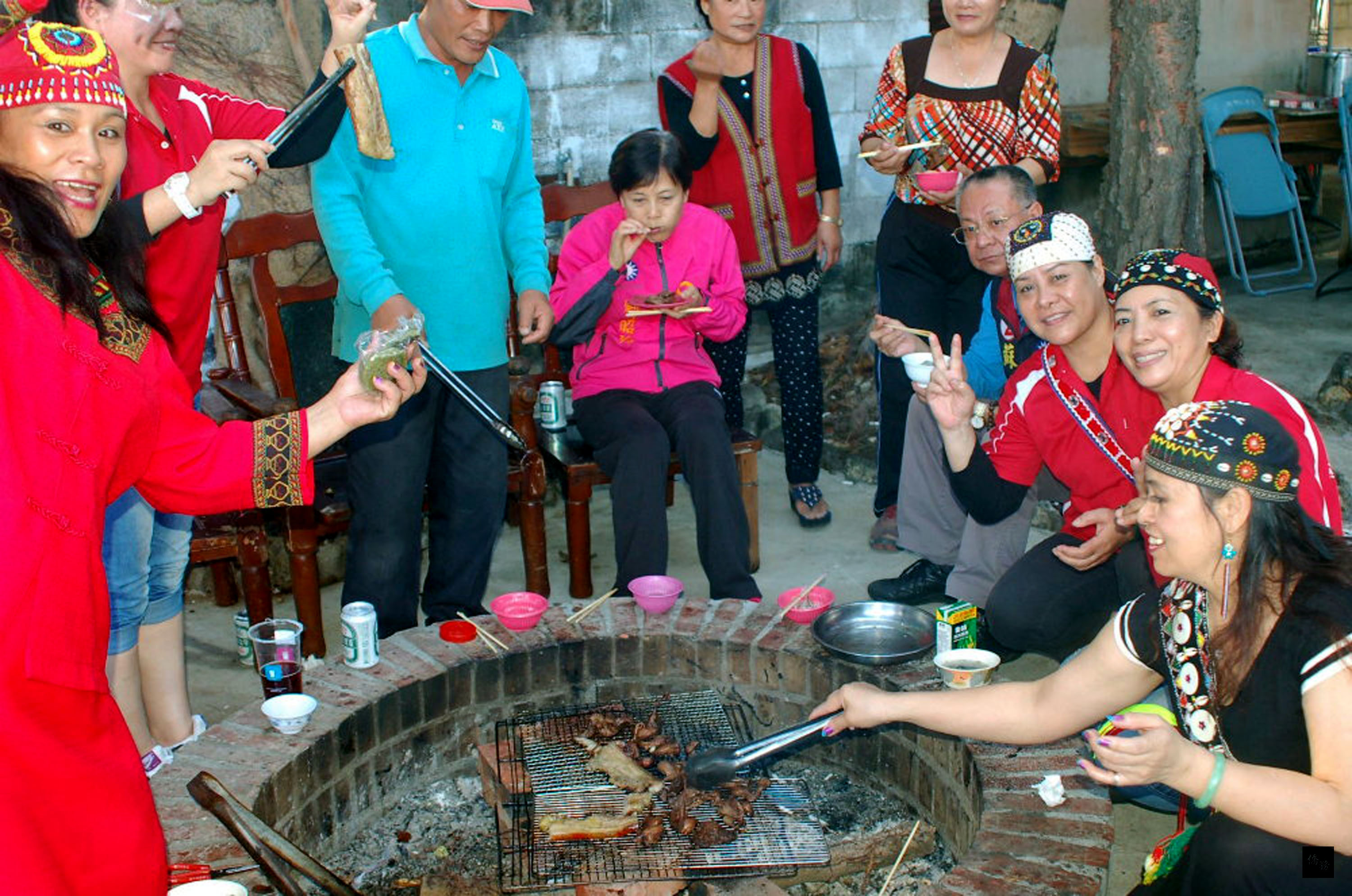 澎湖原住民文化促進會23日在原住民部落舉辦「原住民傳統美食文化展」，一面烤肉，一面歌舞，品嘗原鄉久違的好滋味。（中央社提供）