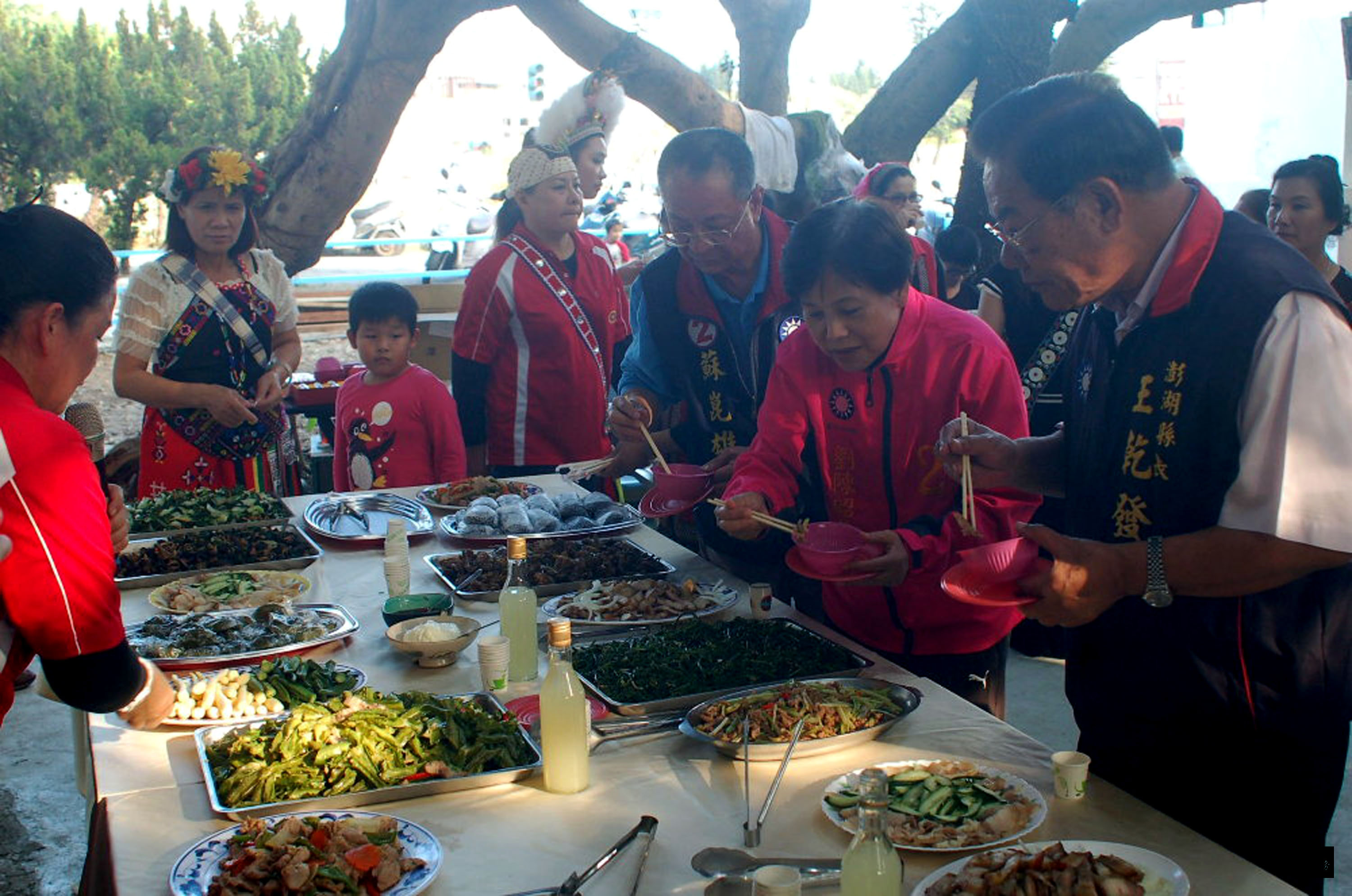 澎湖原住民文化促進會23日在原住民部落舉辦「原住民傳統美食文化展」，一面烤肉，一面歌舞，品嘗原鄉久違的好滋味。（中央社提供）
