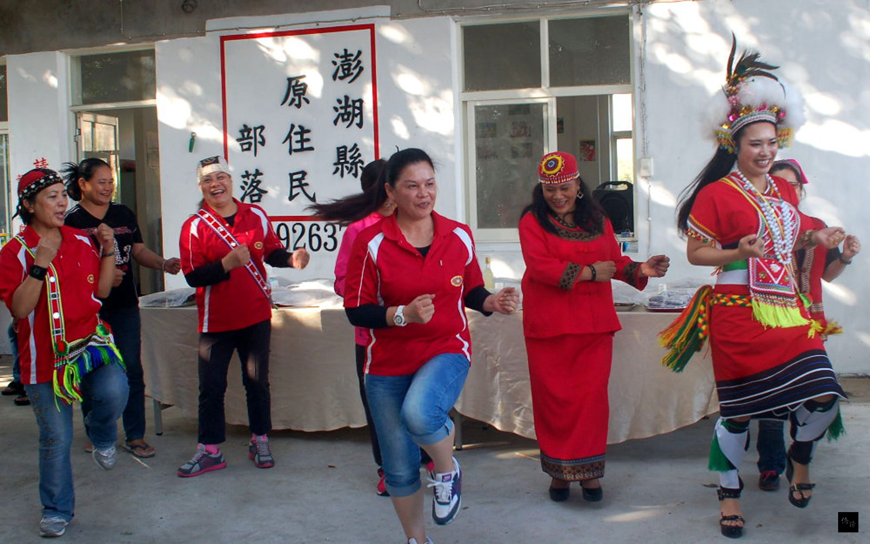 澎湖原住民文化促進會23日在原住民部落舉辦「原住民傳統美食文化展」，一面烤肉，一面歌舞，品嘗原鄉久違的好滋味。（中央社提供）