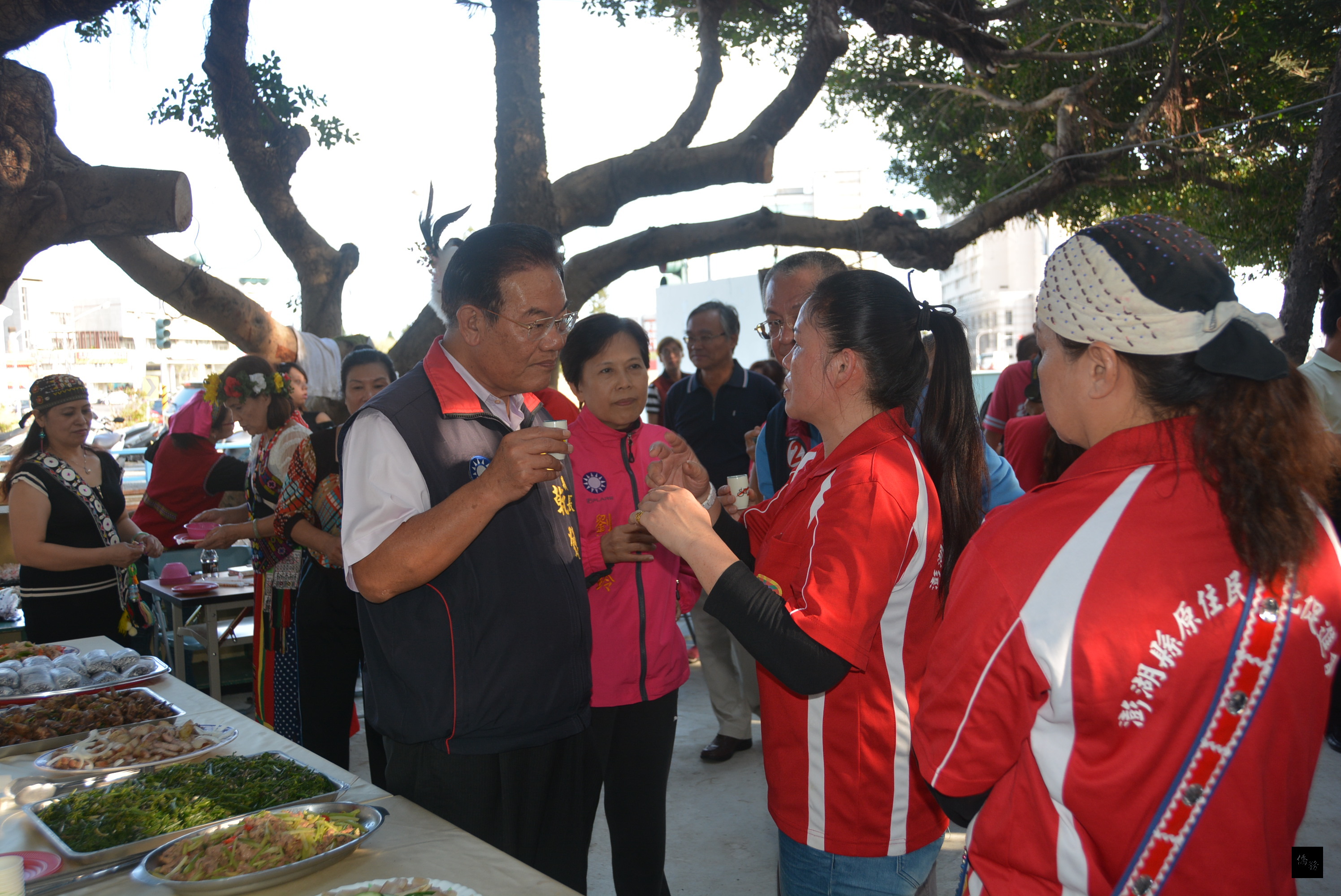 澎湖原住民文化促進會23日在原住民部落舉辦「原住民傳統美食文化展」，澎湖縣長王乾發（前左）關心原住民需求心聲。（澎湖縣政府提供）
