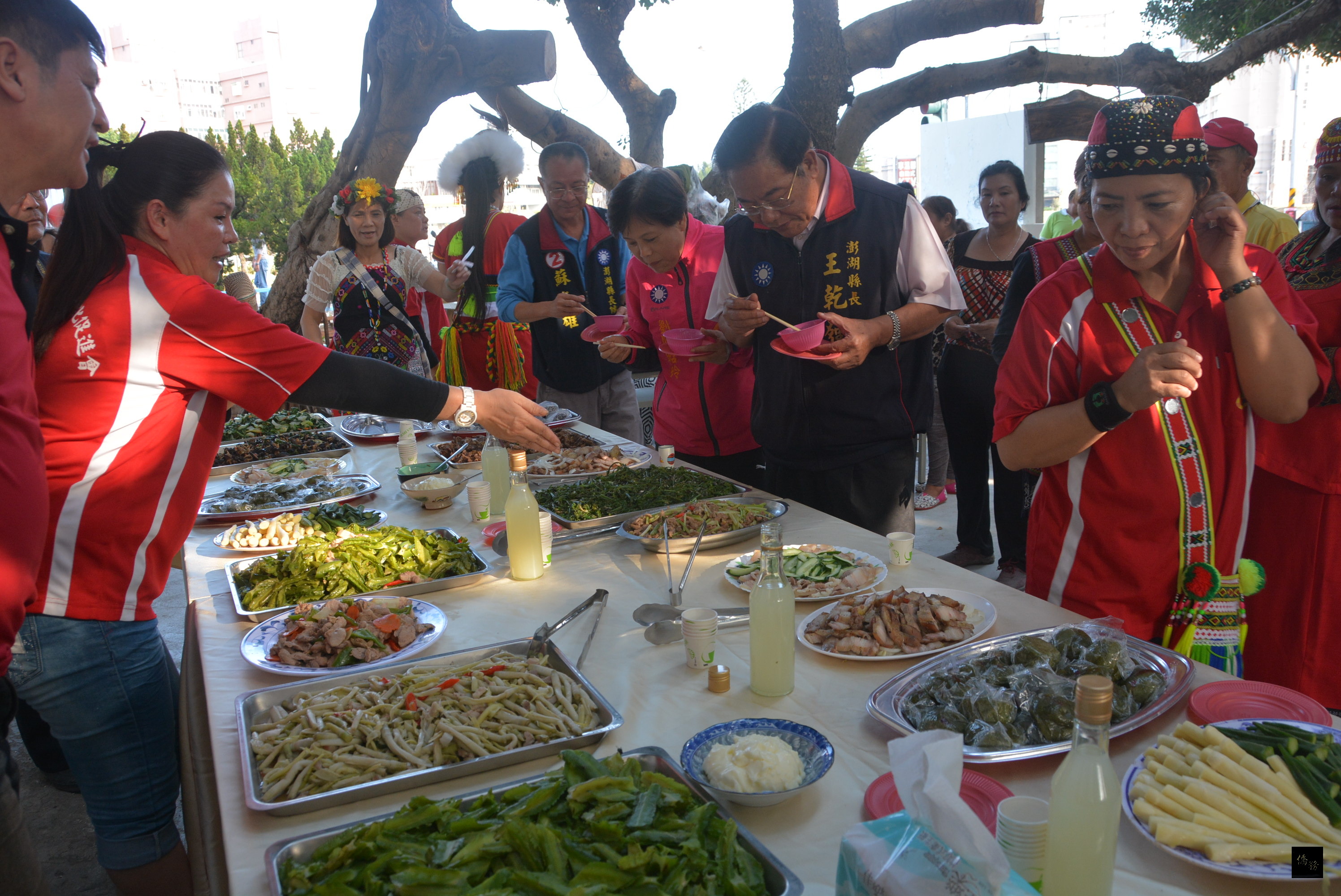 澎湖原住民文化促進會23日在原住民部落舉辦「原住民傳統美食文化展」，澎湖縣長王乾發品嘗原住民美食。（澎湖縣政府提供）