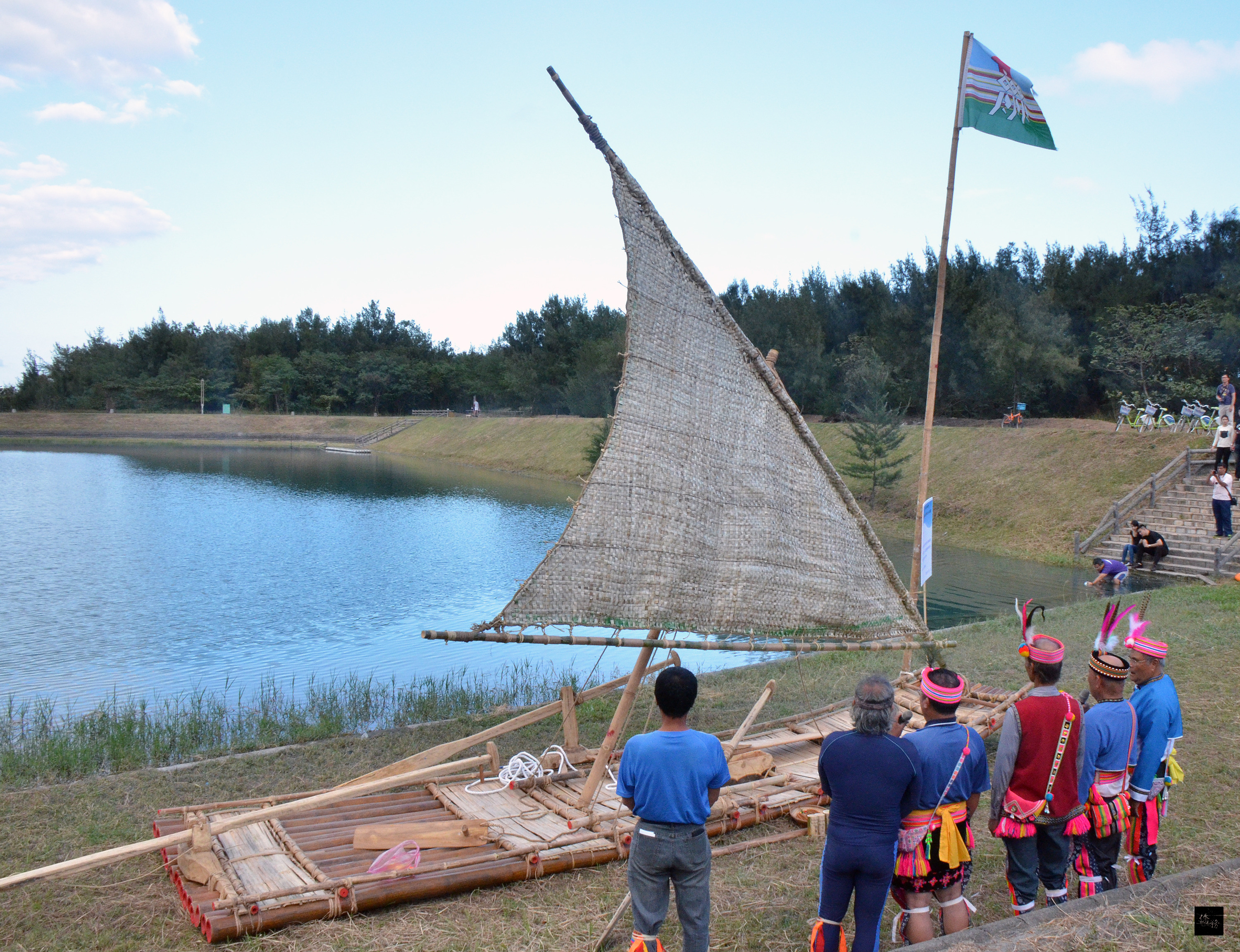 海洋的民族-阿美族,傳說曾經駕馭帆船,航行太平洋。台東馬蘭部落24日打造耆老口中的帆船,命名為「馬蘭自治號」。(中央社提供)