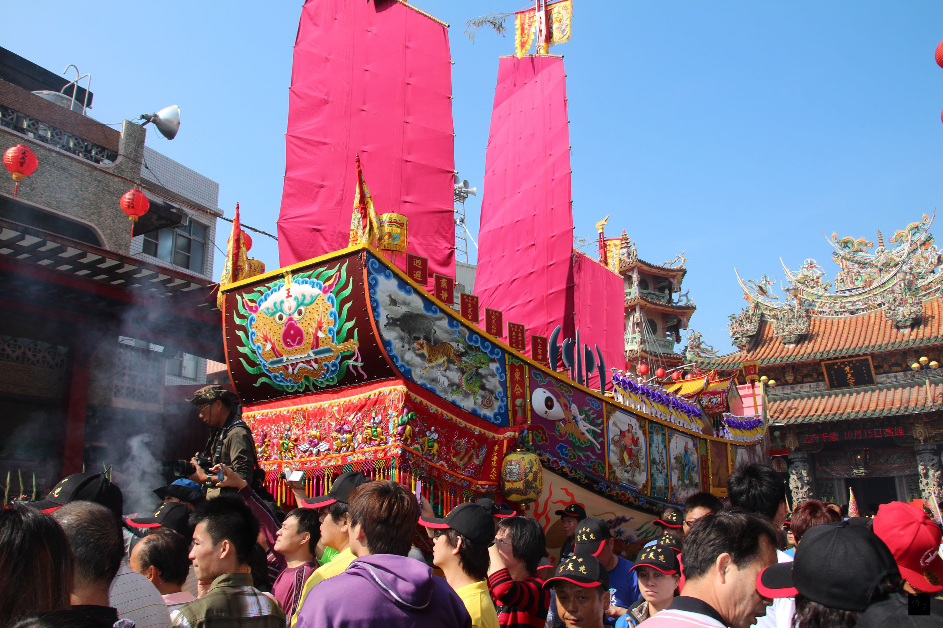 嘉義縣東石鄉先天宮7日舉行5年1次的王船祭,地方打造1艘「全原木」王船,吸引信眾圍觀參拜。(中央社提供)