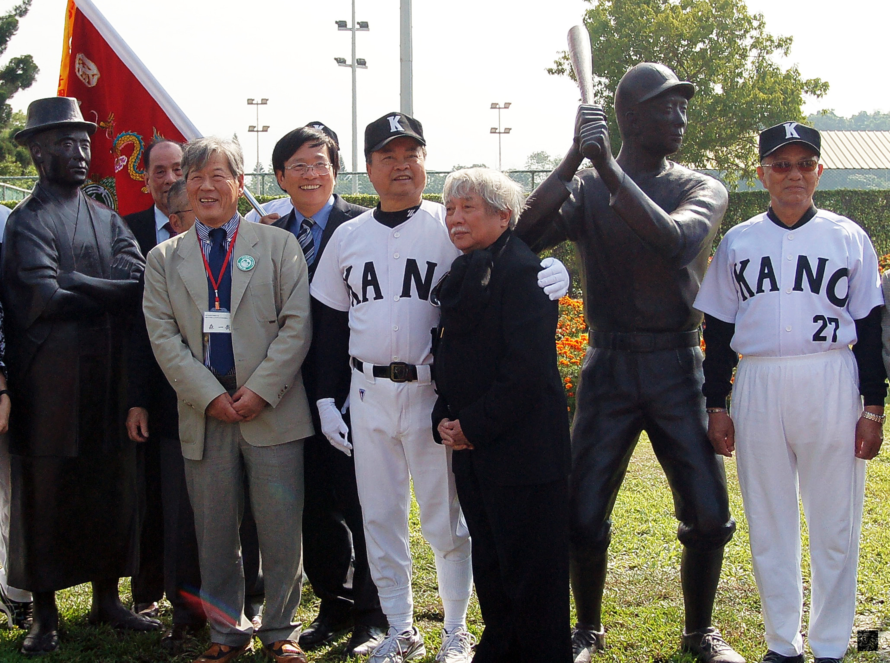 嘉義大學8日在KANO棒球紀念園區,舉行近藤兵太郎與蘇正生師徒棒球情深雕像揭幕,盼激勵學子建立向上自信心。(中央社提供)