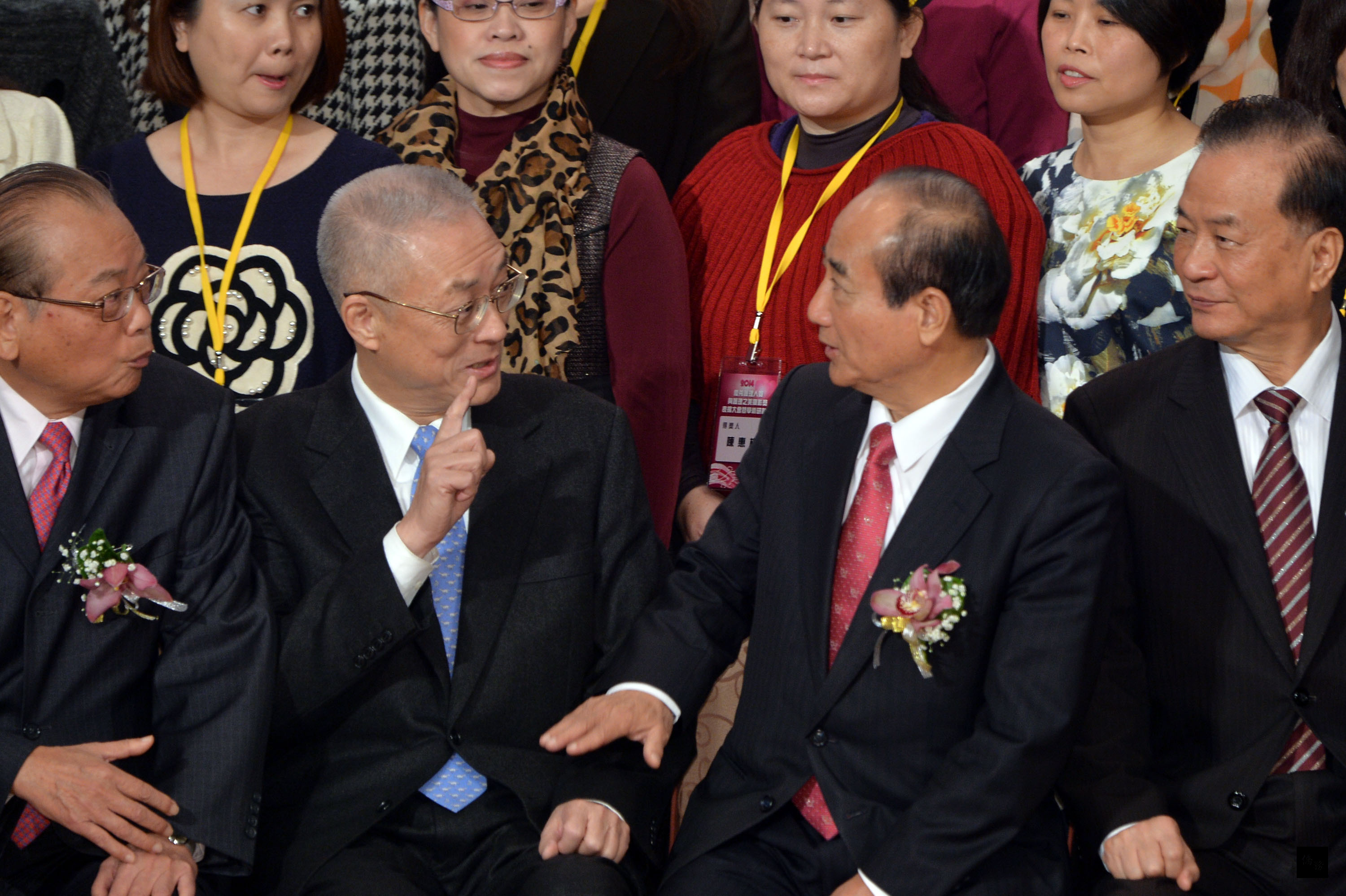 副總統吳敦義(前左二)與立法院長王金平(前右二)10日出席「2014優秀護理人員與護理之美攝影獎表揚大會暨學術研討會」。(中央社提供)