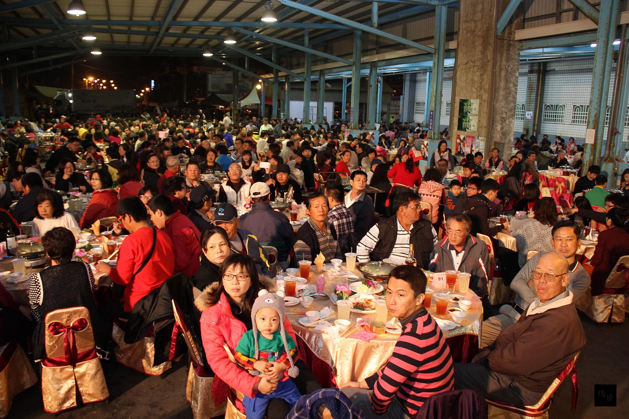 2014梓官海鮮節在梓官區蚵子寮漁港舉行,250桌「海鮮宴」吸引大批民眾共享美味。(高雄市政府提供)