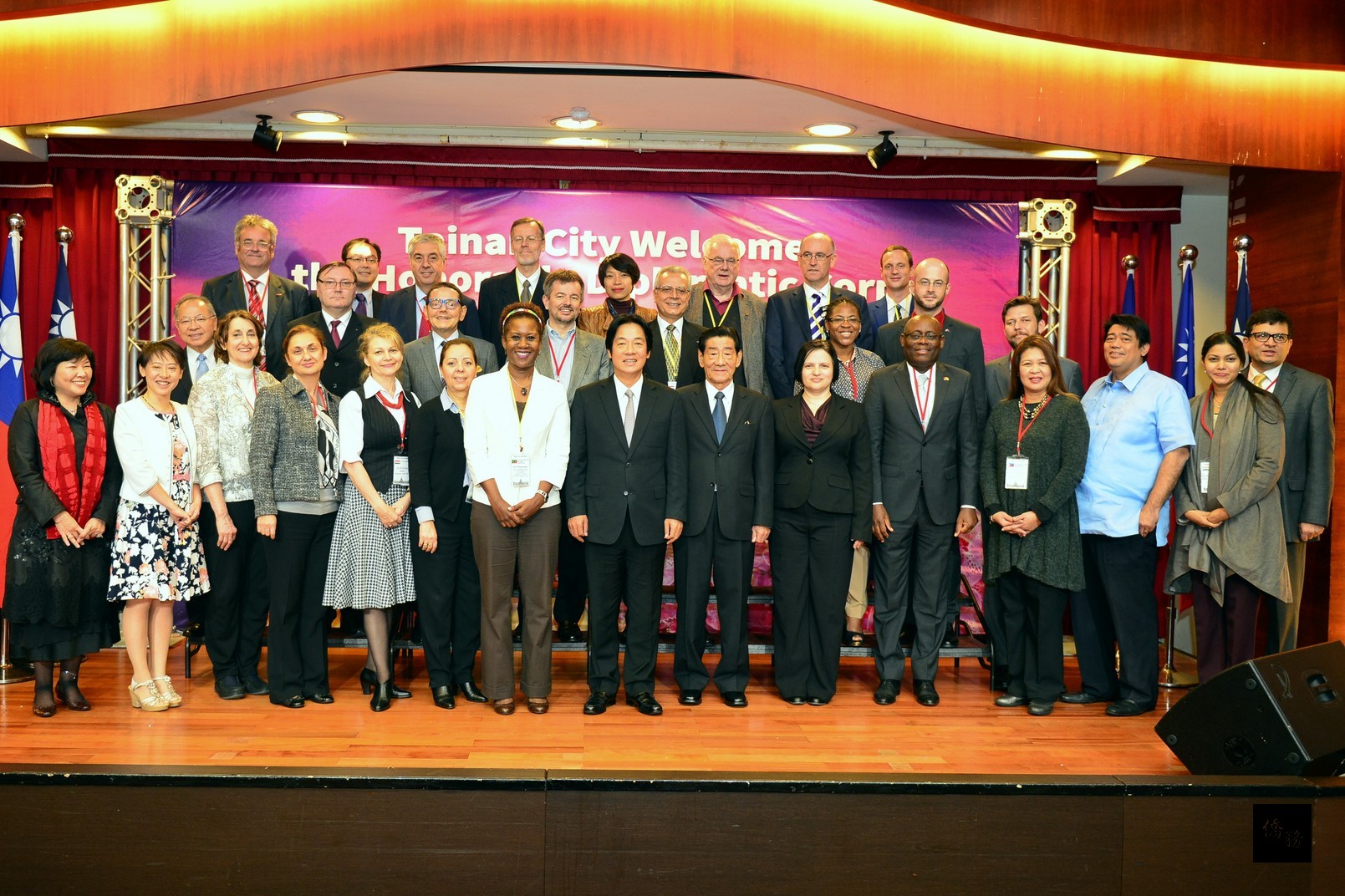 台南市長賴清德(第一排左八)與參觀台南都會公園博物館園區奇美館的32位18國駐台使節合影。(台南市政府提供)