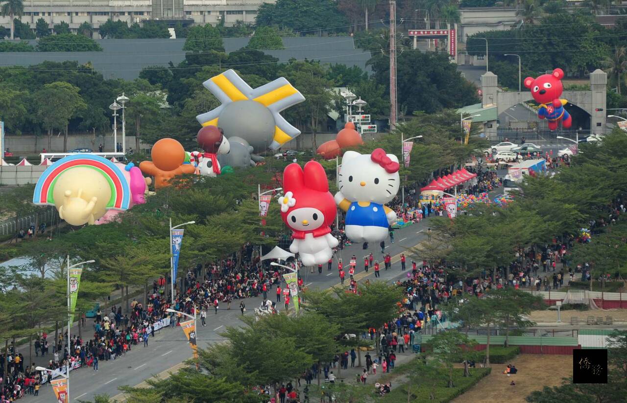 一年一度的夢時代大氣球遊行在高雄市隆重登場,吸引來自全國各地的遊客共同參與。(高雄市政府提供)