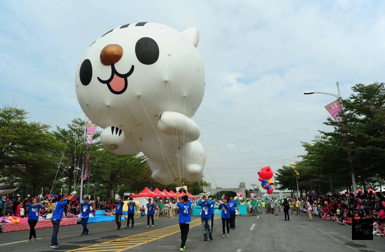 一年一度的夢時代大氣球遊行在高雄市隆重登場,吸引來自全國各地的遊客共同參與。(高雄市政府提供)