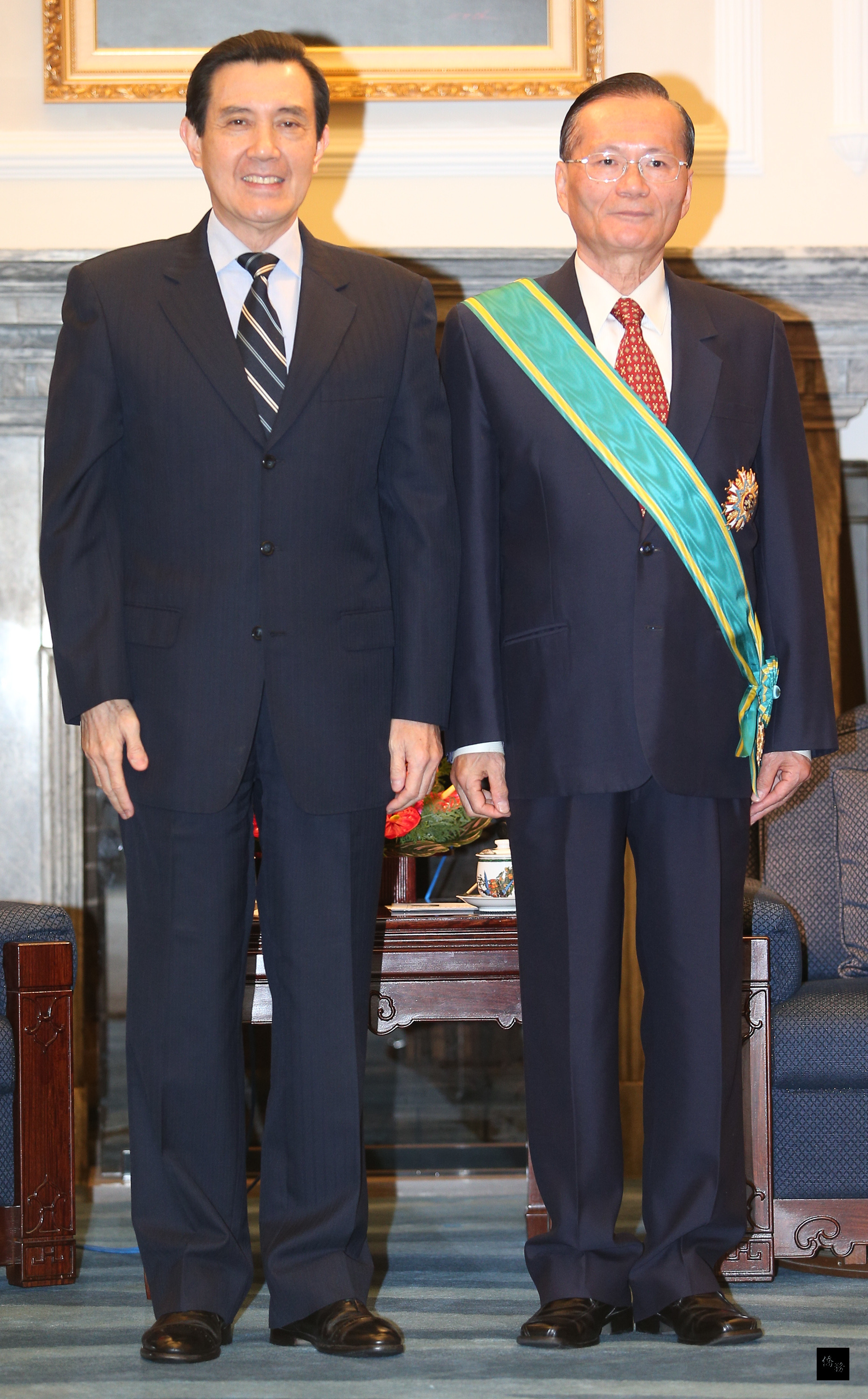 總統馬英九（左）12日在總統府主持贈勳典禮，頒授二等卿雲勳章給前海巡署長王進旺（右），感謝他在海巡署長任內所做的貢獻。（中央社提供）