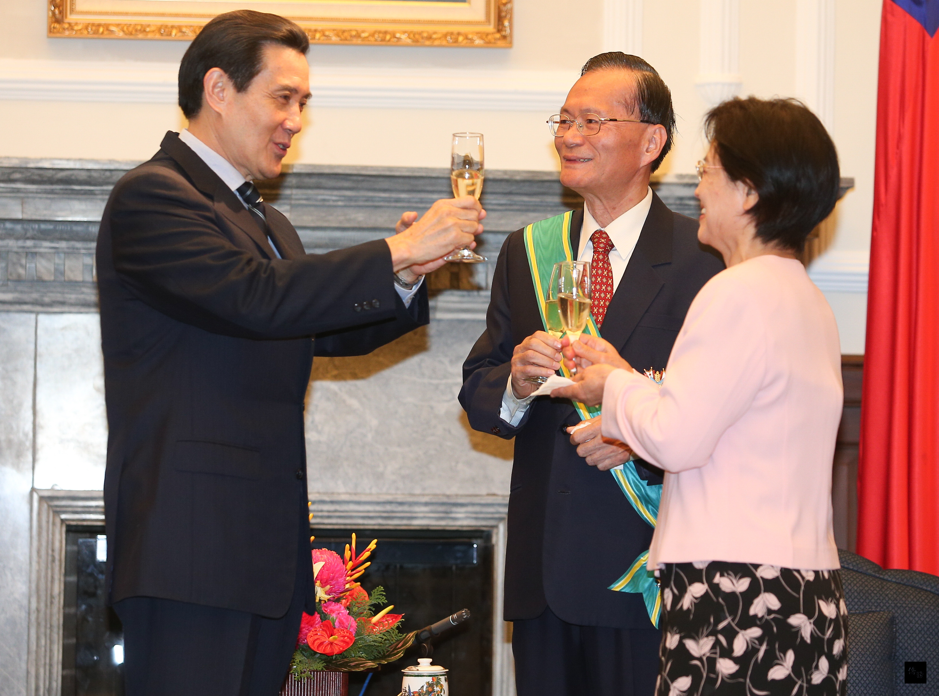 總統馬英九（左）12日在總統府主持贈勳典禮，頒授二等卿雲勳章給前海巡署長王進旺（中）後，互相舉杯致意。（中央社提供）