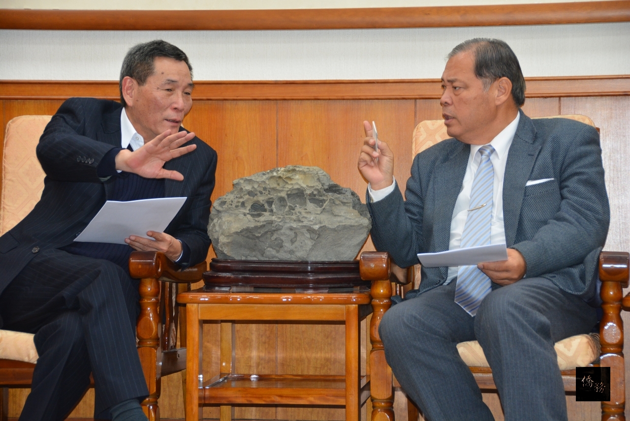 澎湖縣長陳光復與華岡集團董事長洪清潭交換台澎交通營運意見。（澎湖縣政府提供）