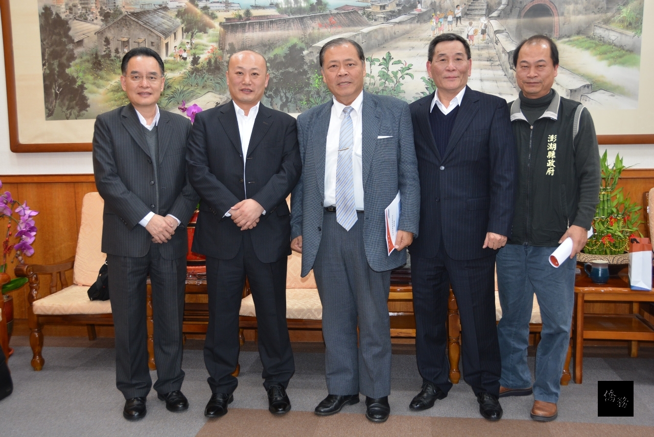 澎湖縣長陳光復與華岡集團董事長洪清潭等人交換台澎交通營運意見，並合影留念。（澎湖縣政府提供）