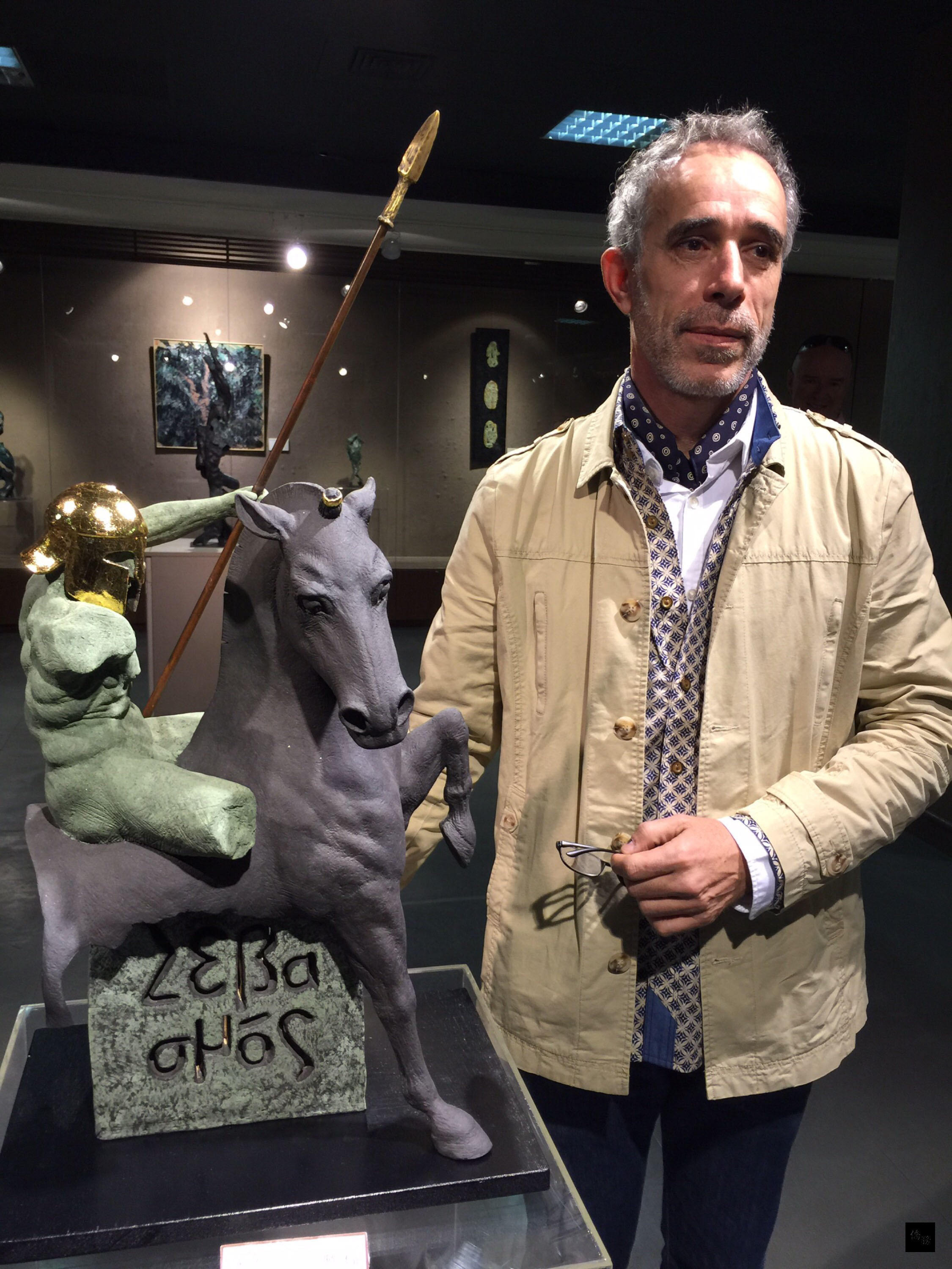 法國籍藝術家皮耶．薩維提（圖）17日起在桃園市舉辦「擲石」個展，深受米開朗基羅等大師的薰陶，也讓藝術作品充滿濃濃歐洲藝術風情。（中央社提供）