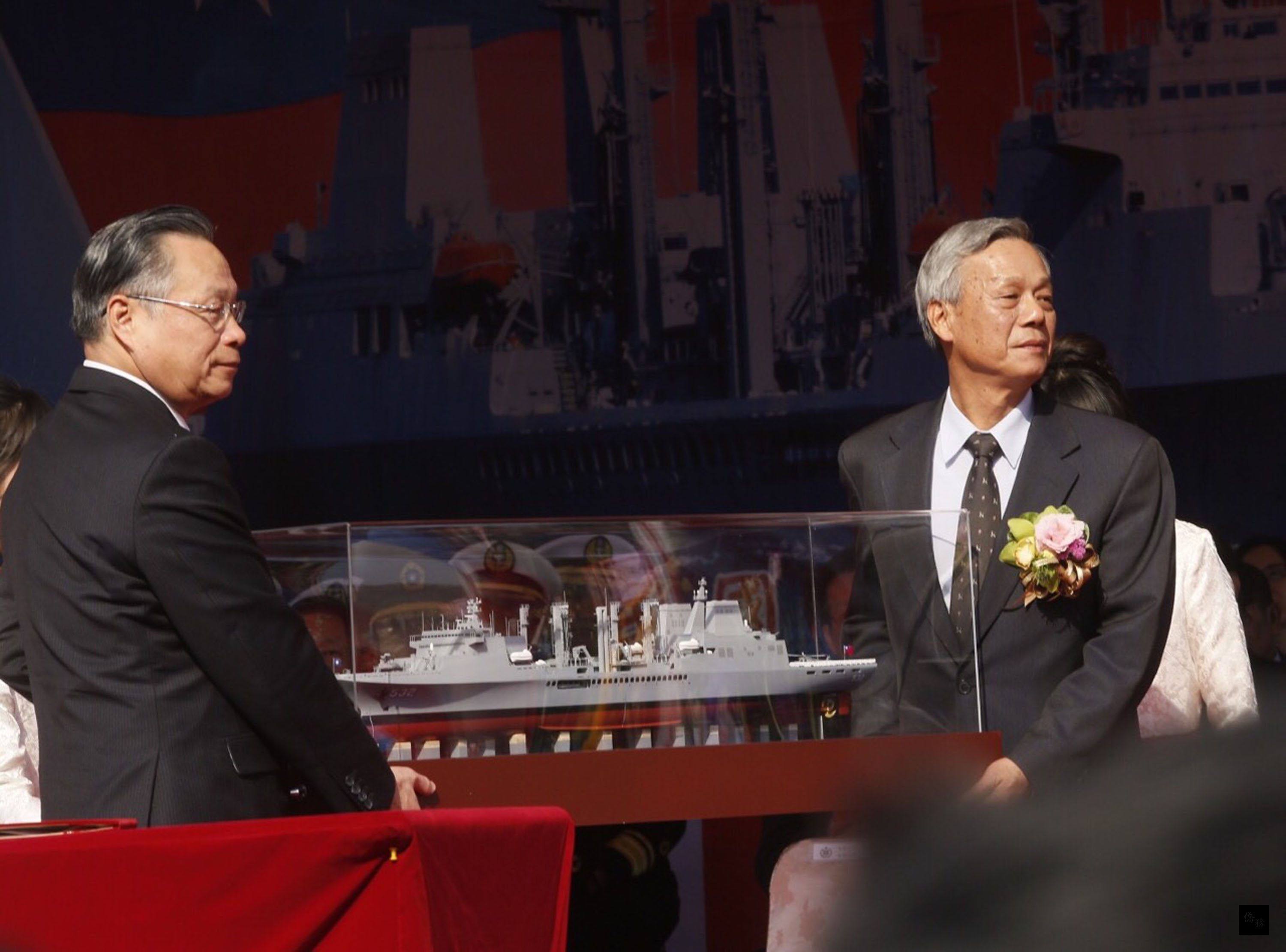 國防部長嚴明(左)23日在台灣造船公司高雄修船碼頭,主持磐石軍艦交艦典禮。(中央社提供)