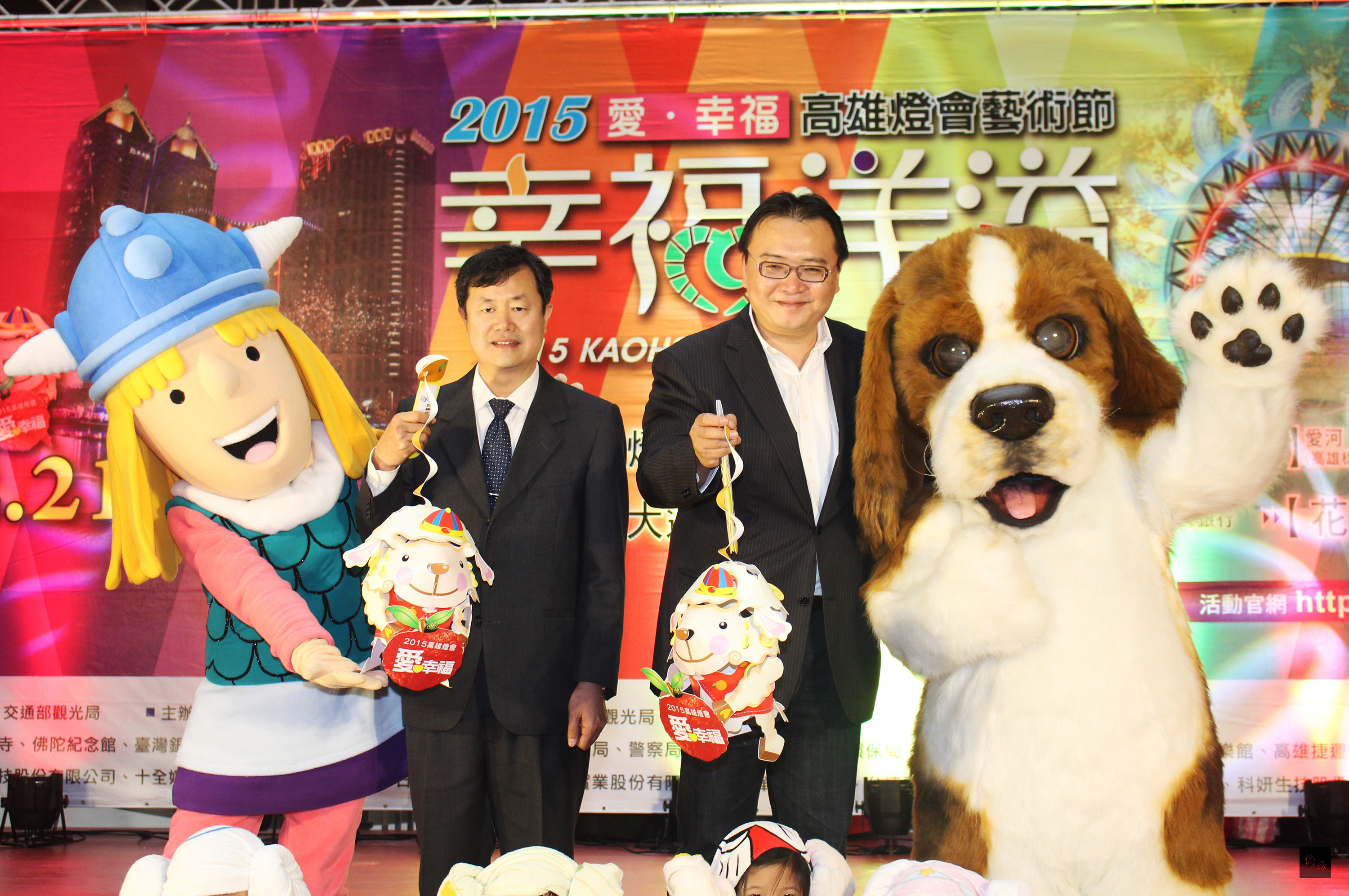 高雄市副市長許立明(右)與高雄市政府觀光局長許傳盛(左)1月28日北上宣傳高雄燈會,兩人手提「活荔羊」提燈合影,歡迎民眾結伴到高雄過年遊燈會。(中央社提供)